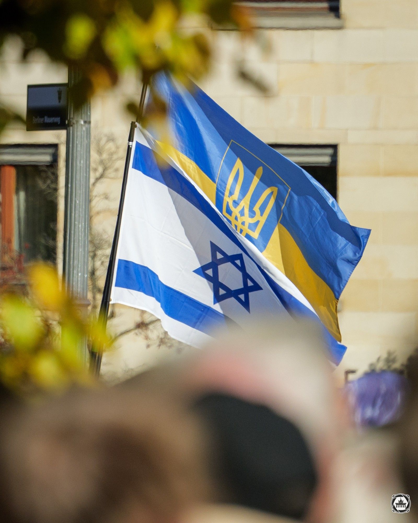 Flagge der Ukraine zusammen mit der Flagge von Israel

EN //
Flag of Ukraine together with the flag of Israel