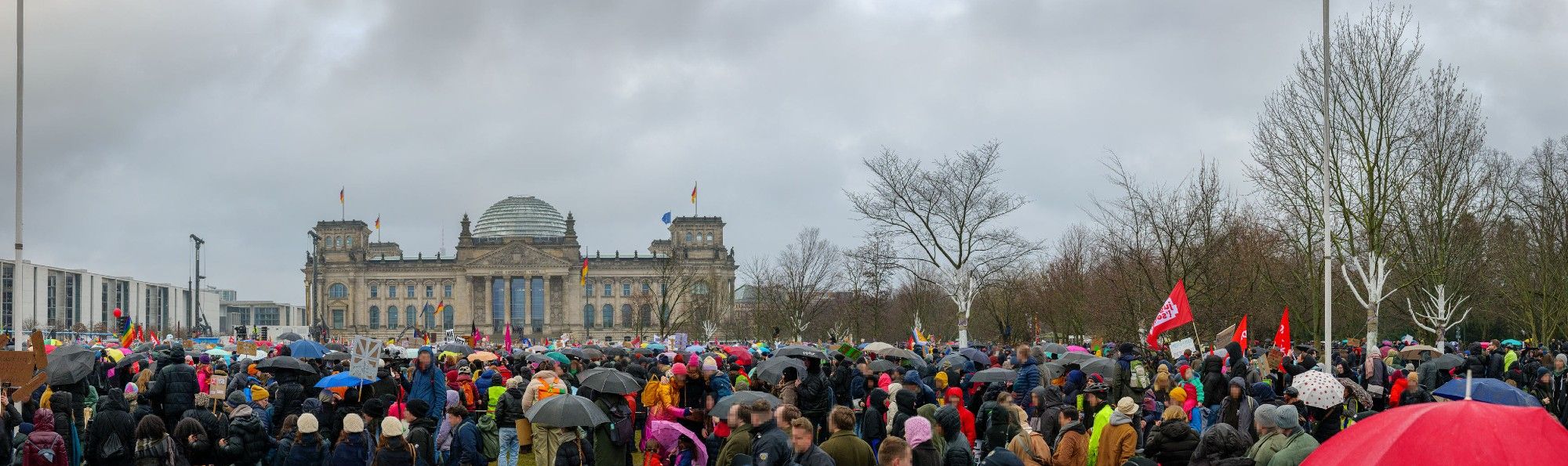 Panorama von den Viele vielen Menschen vor dem Bundestag (trotz schlechtem Wetter)