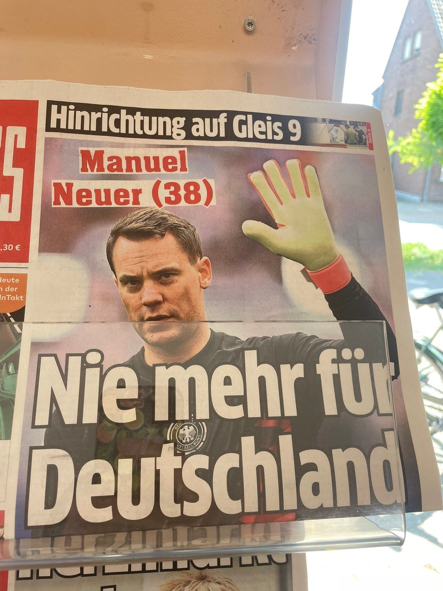 Zeitungsausschnitt mit zwei Schlagzeilen: "Hinrichtung auf Gleis 9" und "Manuel Neuer: Nie mehr für Deutschland"