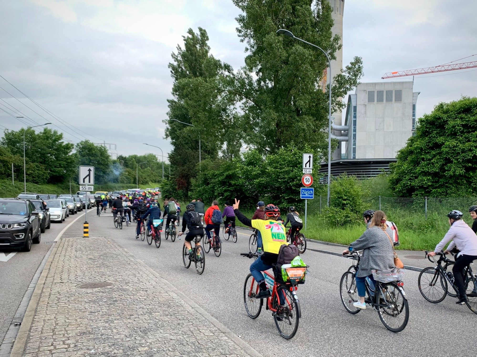 Velodemo zum Welttag des Fahrrads in Zürich-Nord: mehrere hundert Personen jeden Alters sind am 3. Juni 2024 unter dem Motto «Velobahn statt Autobahn» auf die Strasse gegangen.