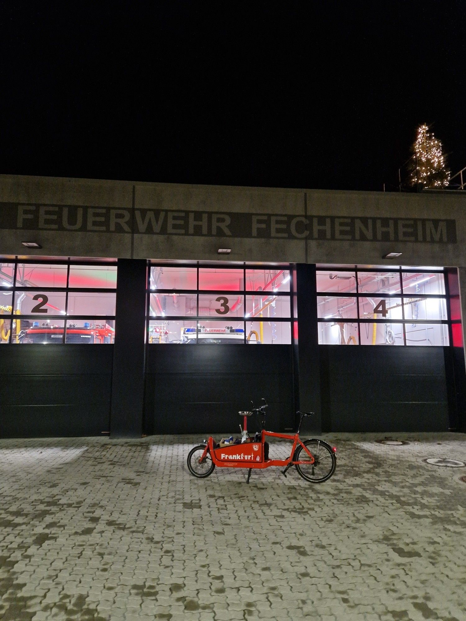 Lastenfahrrad vor Feuerwehrhaus