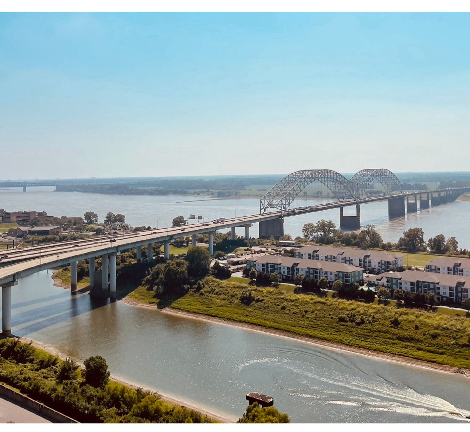 Pont sur le Mississippi à Menphis. 
Au loin l’Arkansas