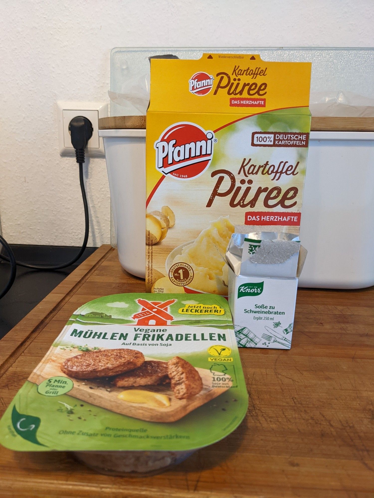 Leere Verpackungen Pfanni Püree, Bratensoße, vegane Mühlenfrikadellen