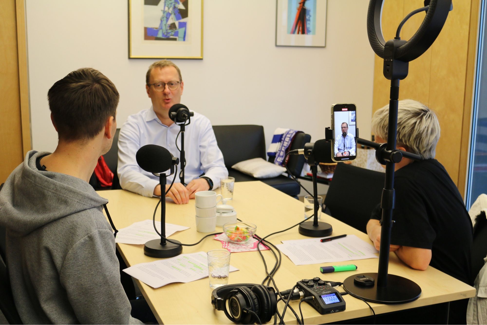 Oliver Kaczmarek bei der Aufnahme des Podcasts der SPD-Fraktion im Bundestag.