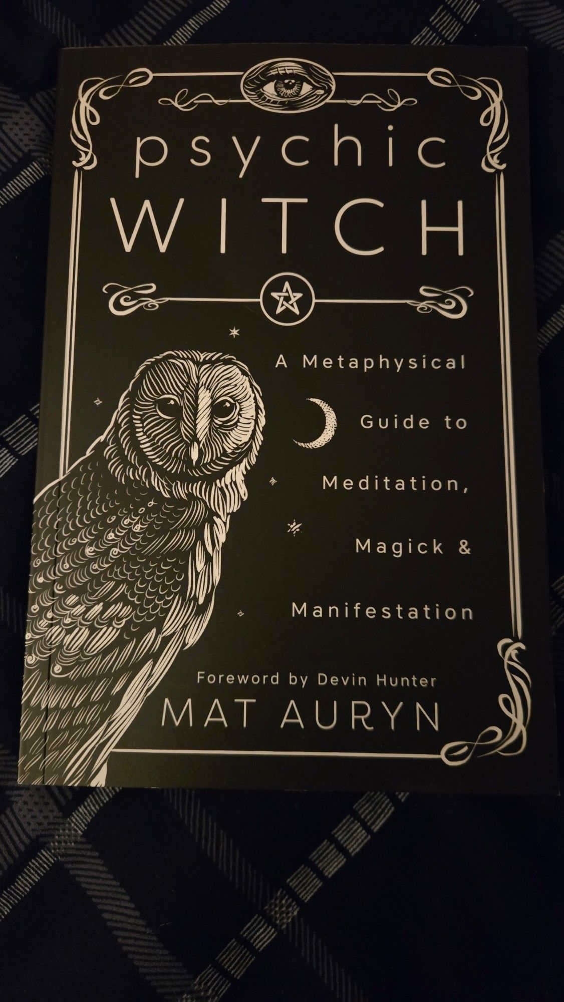 The cover of Psychic Witch: A Metaphysical Guide to Meditation, Magick & Manifestation by Mat Auryn