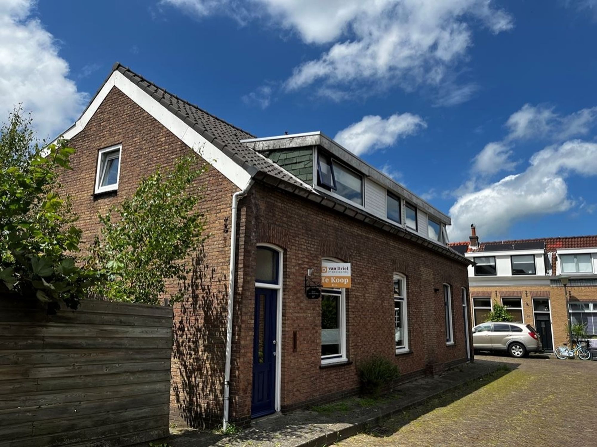 Hoekwoning met te koop bord