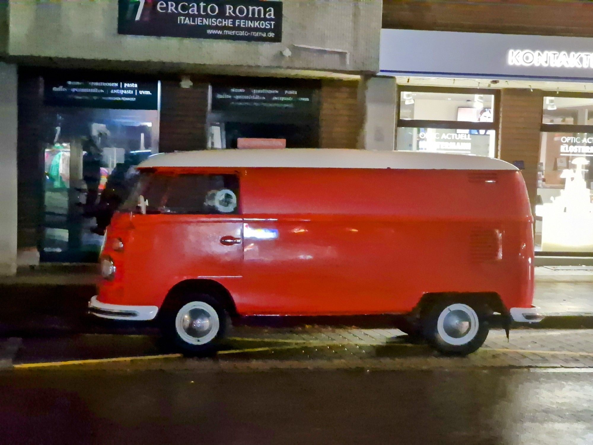 Ein alter VW Bulli in rot. Baujahr wohl frühe 70er Jahre.