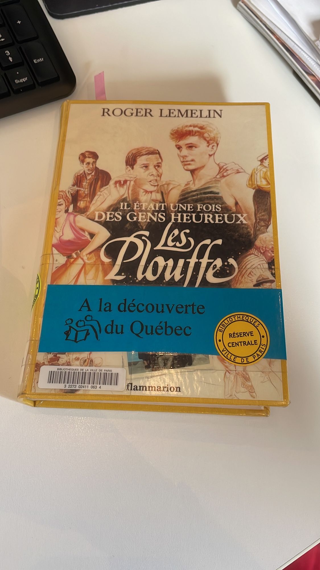 couverture d’un livre québécois intitulé « les Plouffe ». la couv est extrêmement kitsch la vérité je saurais même pas dire à quel point rien ne va et tout est parfait en même temps. le surtitre c’est « il était une fois des gens heureux ». en sous impression t’as les visages de gens jeunes et beaux et emplis de joie. et le gros bandeau « À LA DÉCOUVERTE DU QUÉBEC » en plein milieu. rien ne va et tout est parfait