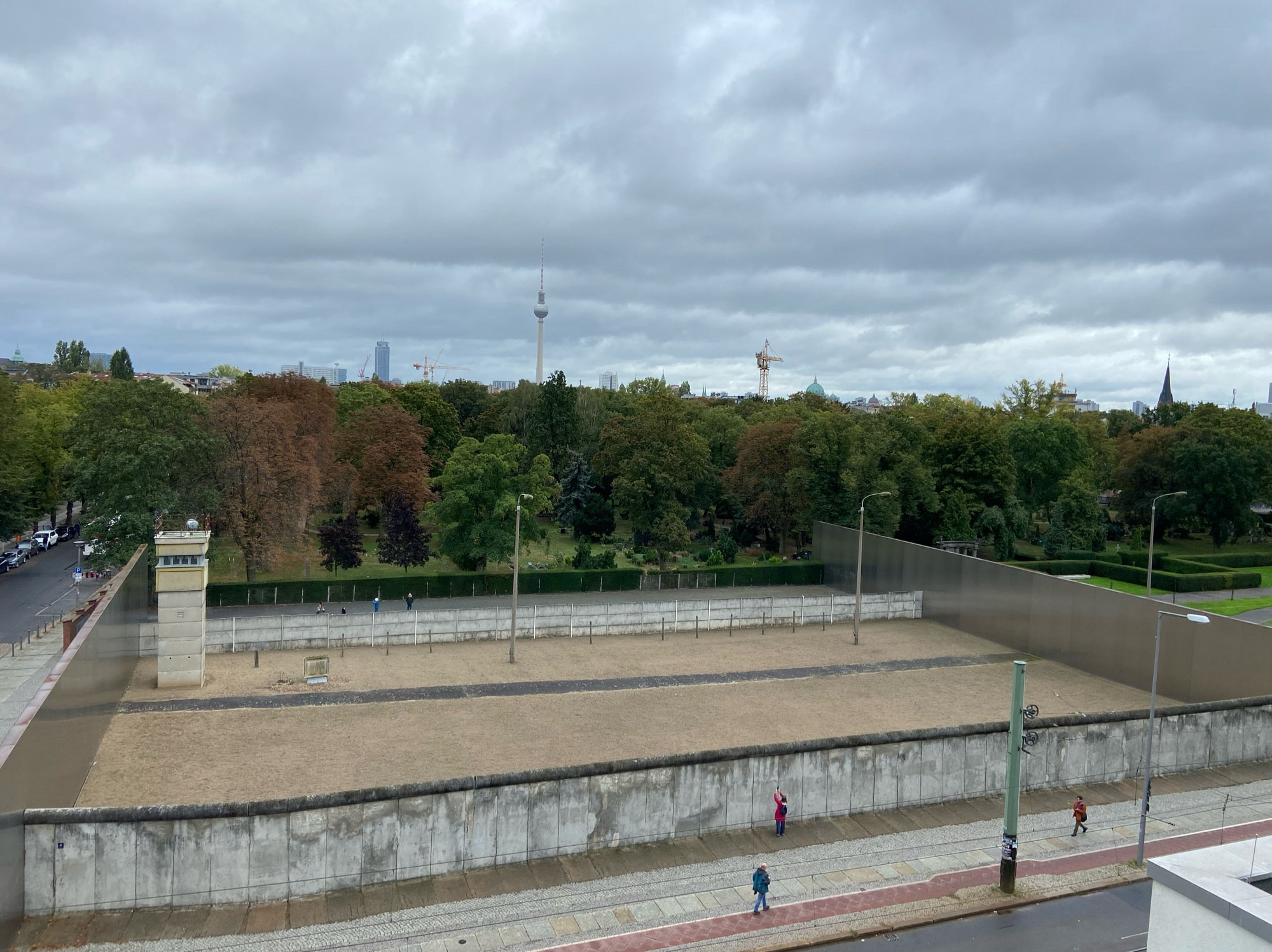 Zwei Mauern, dazwischen Sand und ein Wachturm: rekonstruierter Todesstreifen an der Bernauer Straße in Berlin.