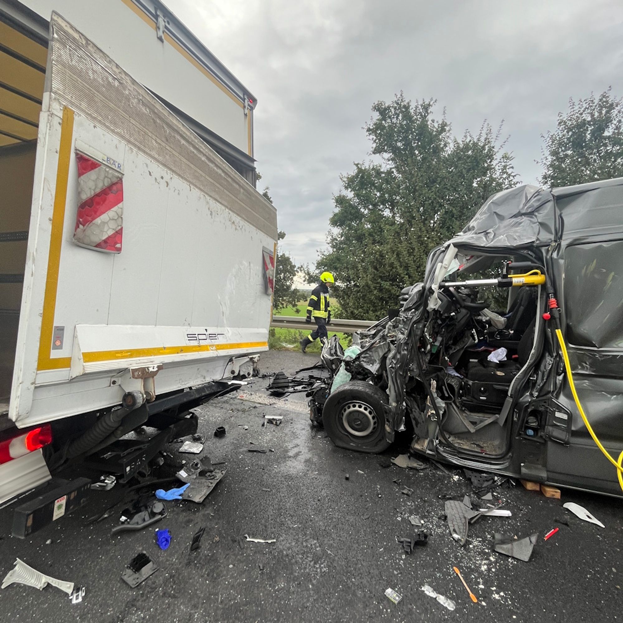 Ein verunfallter LKW und ein verunfallter Kleintransporter.