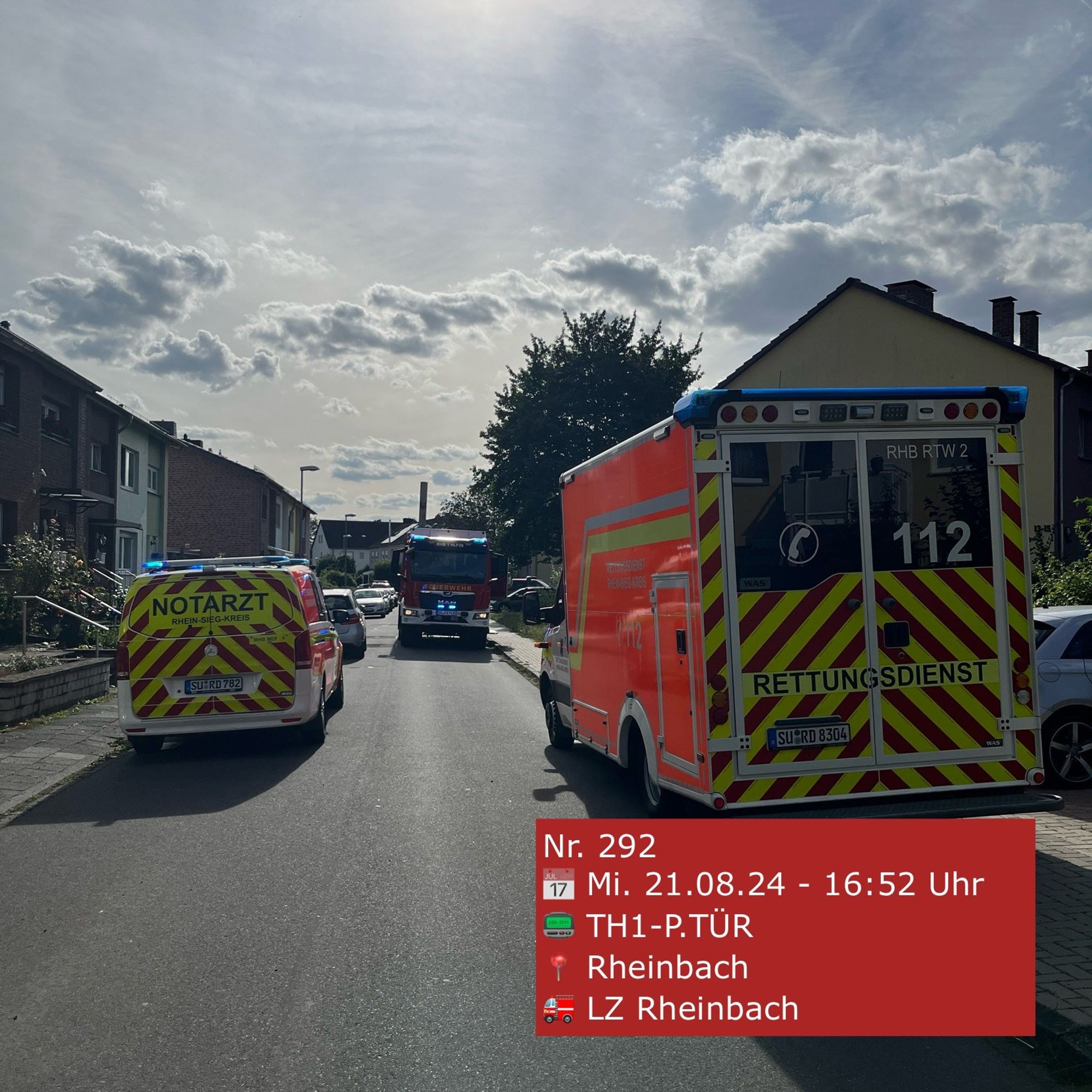 Einsatzfahrzeuge von Feuerwehr und Rettungsdienst stehen auf einer Straße.