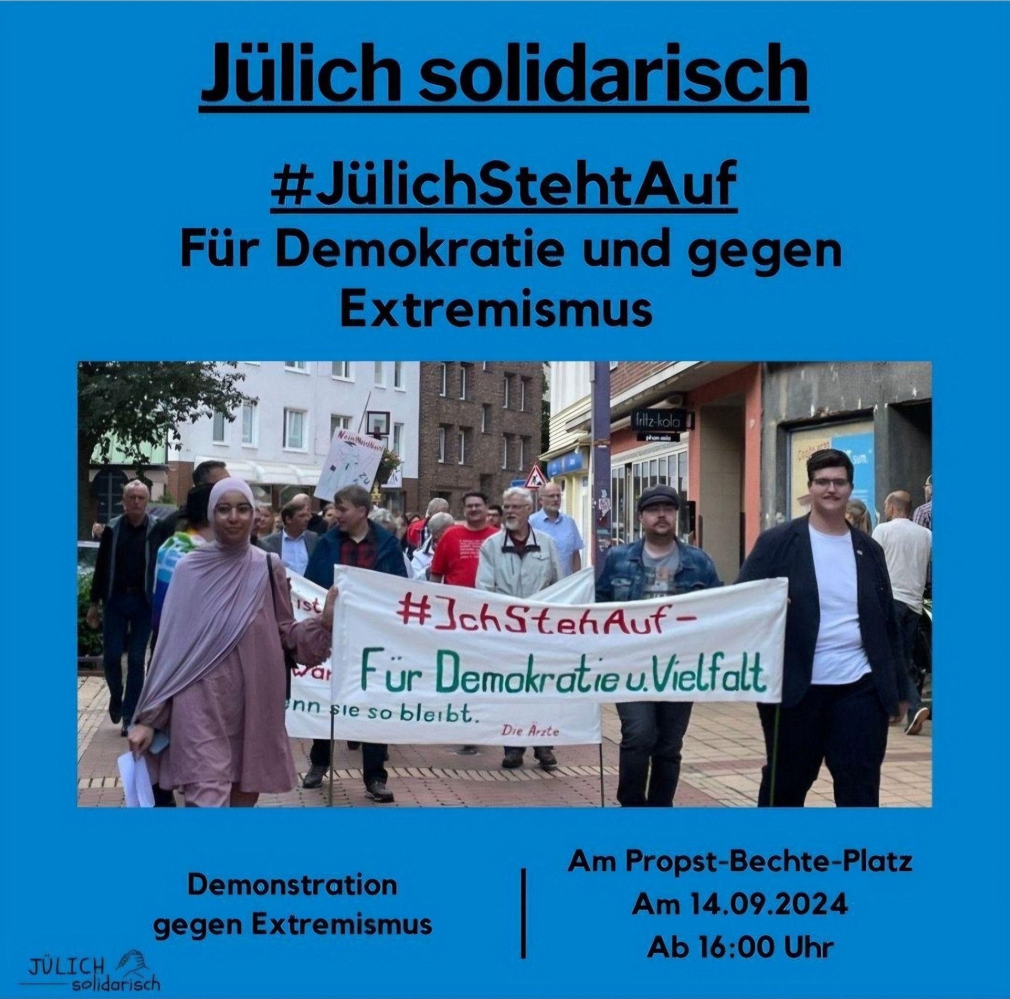 Das Bild zeigt eine Ankündigung für eine Demonstration unter dem Motto „Jülich solidarisch“ mit dem Hashtag „#JülichStehtAuf“. Das Ziel der Veranstaltung ist es, sich für Demokratie und gegen Extremismus einzusetzen. Im unteren Teil des Bildes sieht man eine Gruppe von Menschen, die an einer Demonstration teilnehmen. Sie halten ein Banner mit der Aufschrift „#IchStehAuf – Für Demokratie u. Vielfalt“ in den Händen. Die Veranstaltung findet am 14. September 2024 um 16:00 Uhr auf dem Propst-Bechte-Platz in Jülich statt.

Zusätzlich steht „Demonstration gegen Extremismus“ auf der linken Seite des Bildes. Das Plakat vermittelt eine klare Botschaft der Solidarität, Toleranz und Unterstützung für demokratische Werte.