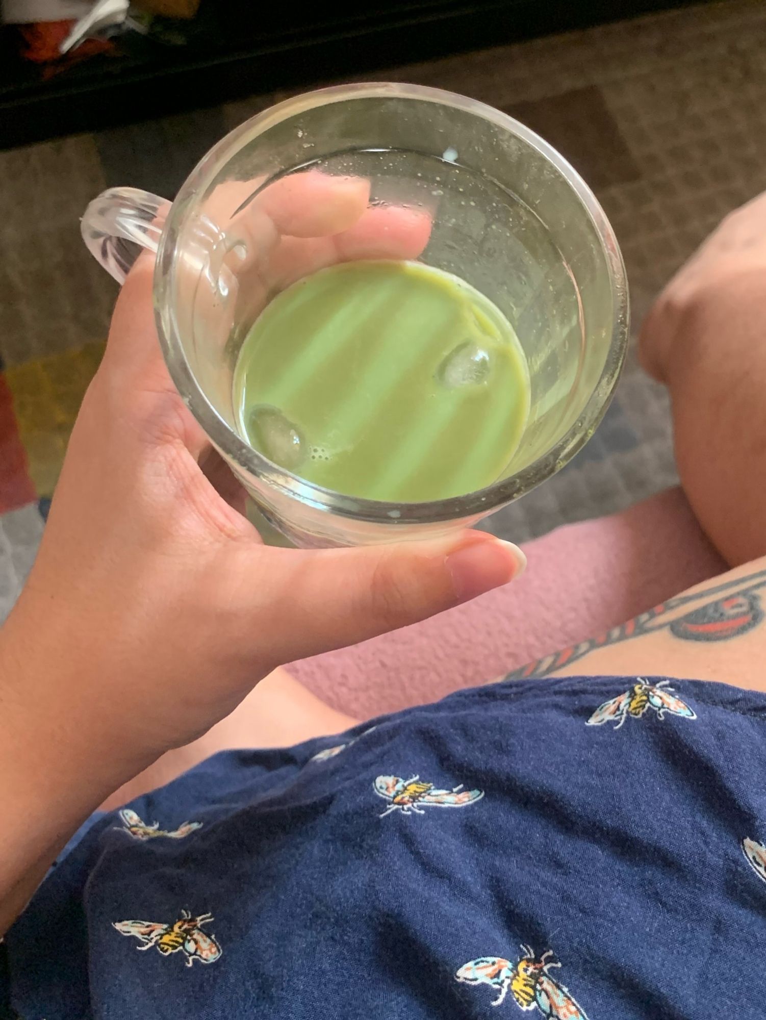 foto do matcha latte na minha mão