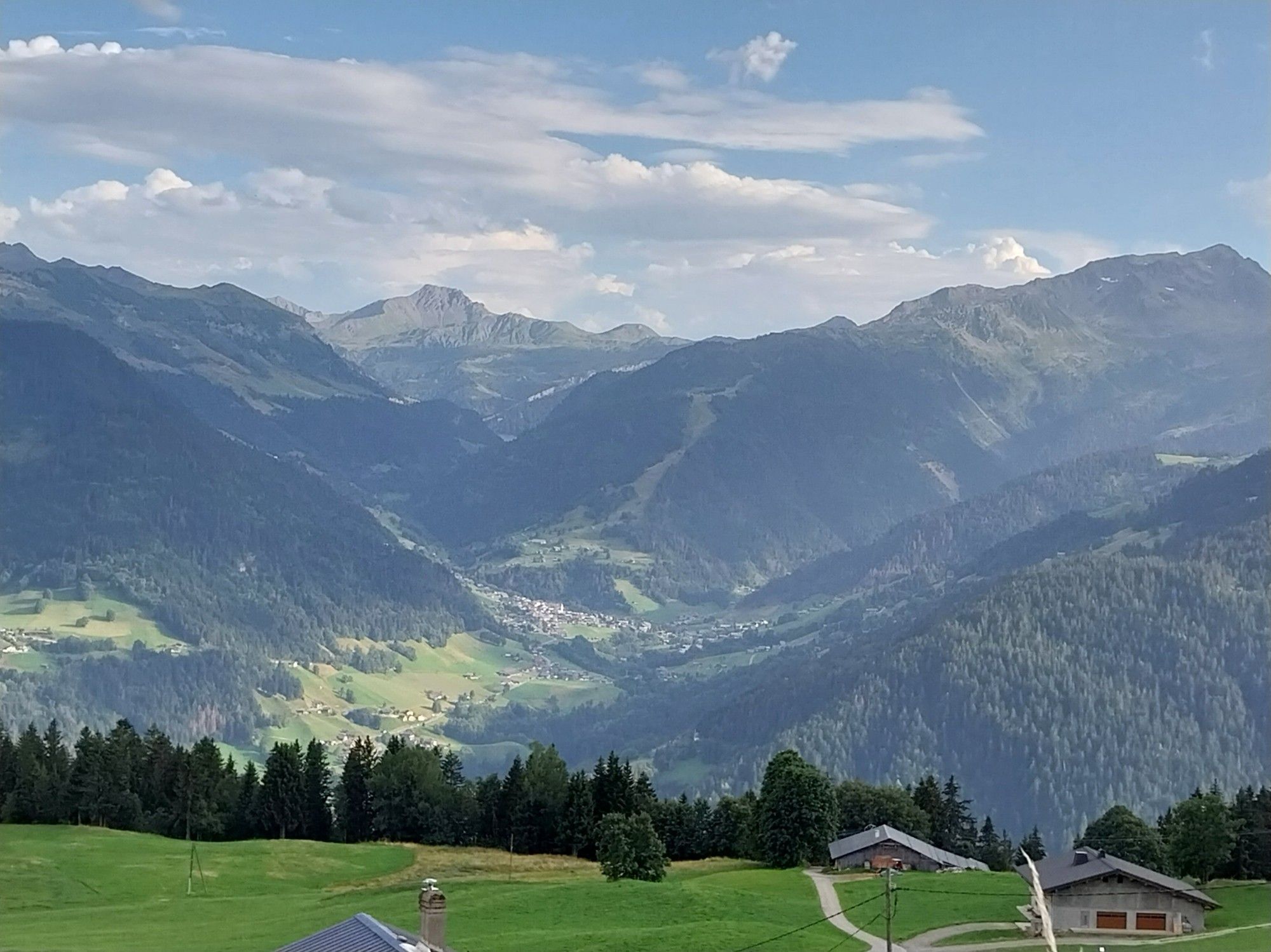 Cherchez le barrage et le lac de St Guerin ! 1557m
Arêches 1030m 
Beaufortain. Savoie.