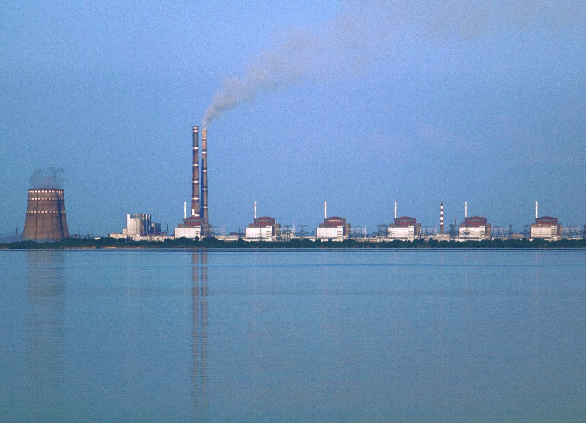 Blick von Westen auf das Kernkraftwerk Saporischschja mit den Blöcken 1 bis 6 (von rechts nach links). Die beiden hohen Kamine gehören zum Wärmekraftwerk Saporischschja, die beiden weißen Gebäude links von ihnen sind dessen Kesselhäuser. (Aufnahme von 2009).
Autor/Urheber: Ralf1969, https://commons.wikimedia.org/w/index.php?curid=7343361
Lizenz: CC BY-SA 3.0