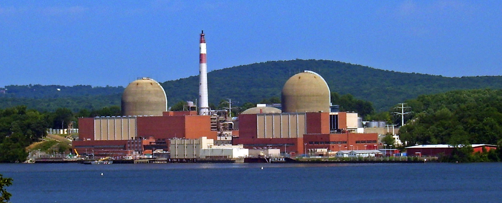 Kernkraftwerk Indian Point vom anderen Ufer des Hudson River
Autor: Daniel Case, https://en.wikipedia.org/wiki/User:Daniel_Case
Lizenz: CC BY-SA 3.0