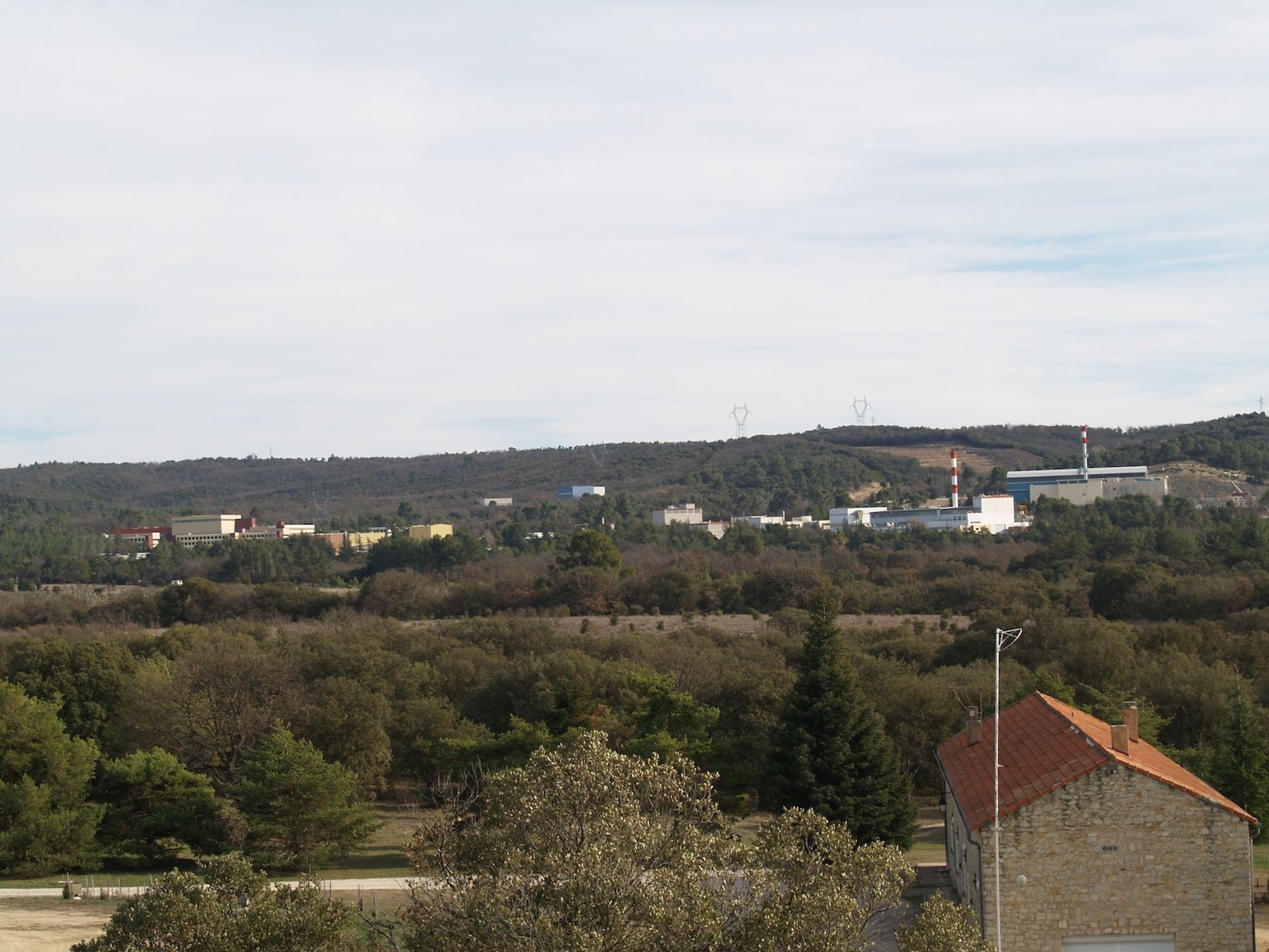 Die CEA (Commissariat à l’énergie atomique et aux énergies alternatives) vom Château de Cadarache aus gesehen (März 2008)
Autor: Par Thythy
Lizenz: CC BY-SA 3.0