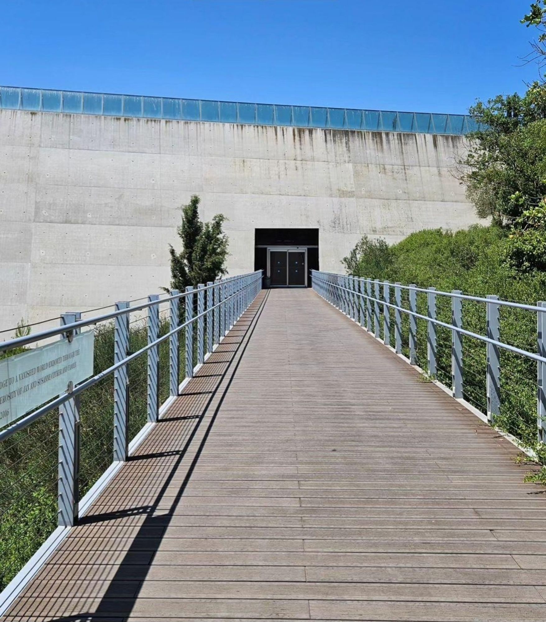 Brücke. Eingang. Klares graues Betonhaus