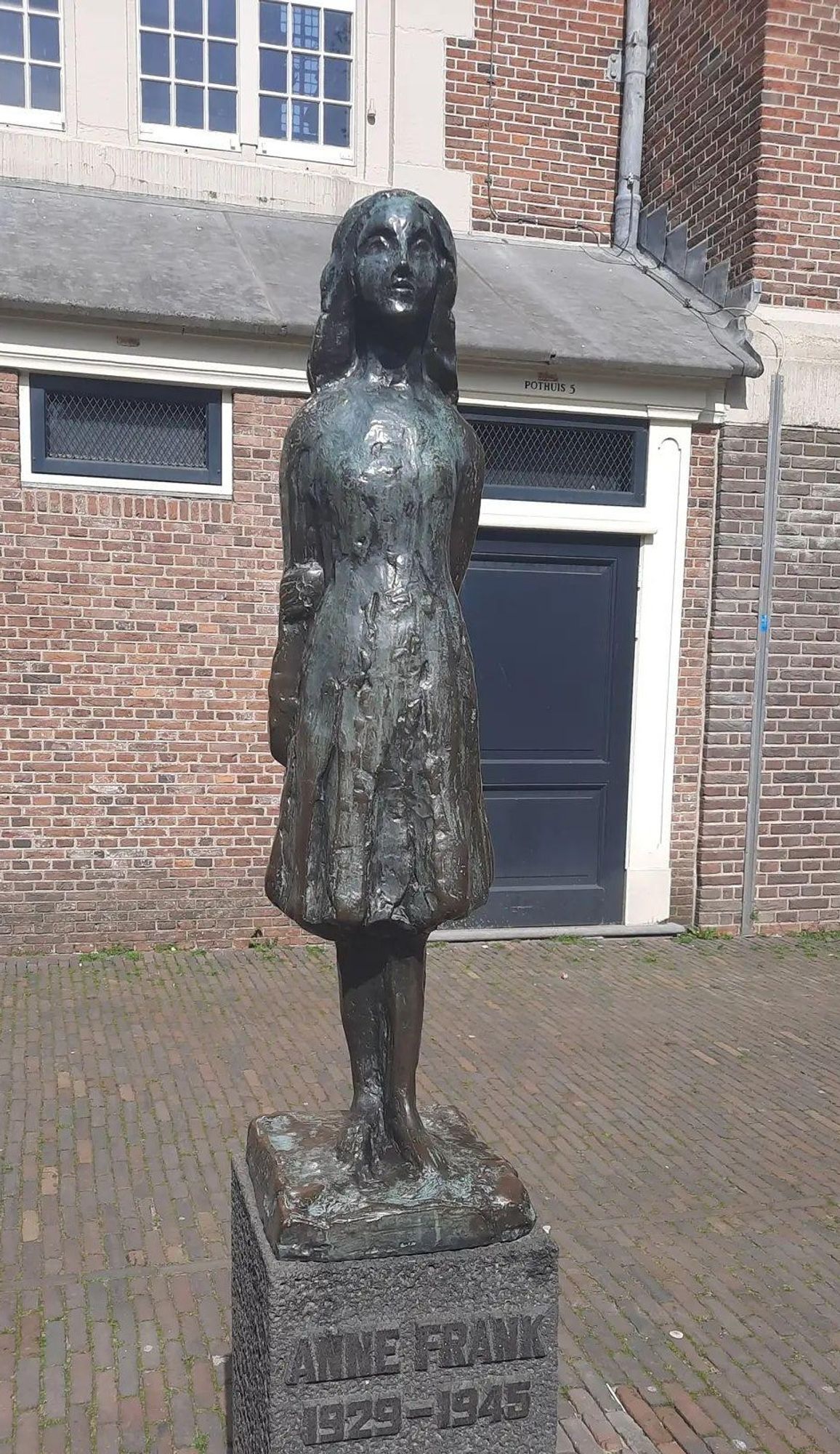 Statue von Anne Frank