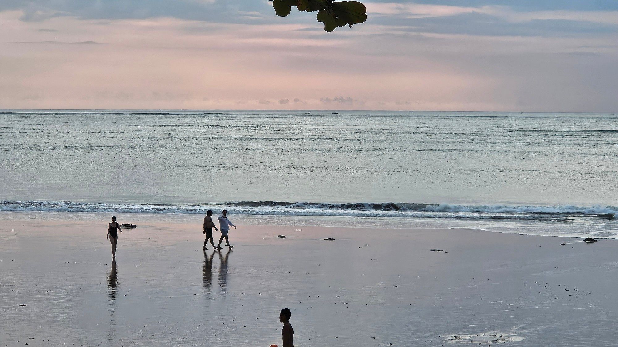 Menschen gehen am Strand spazieren