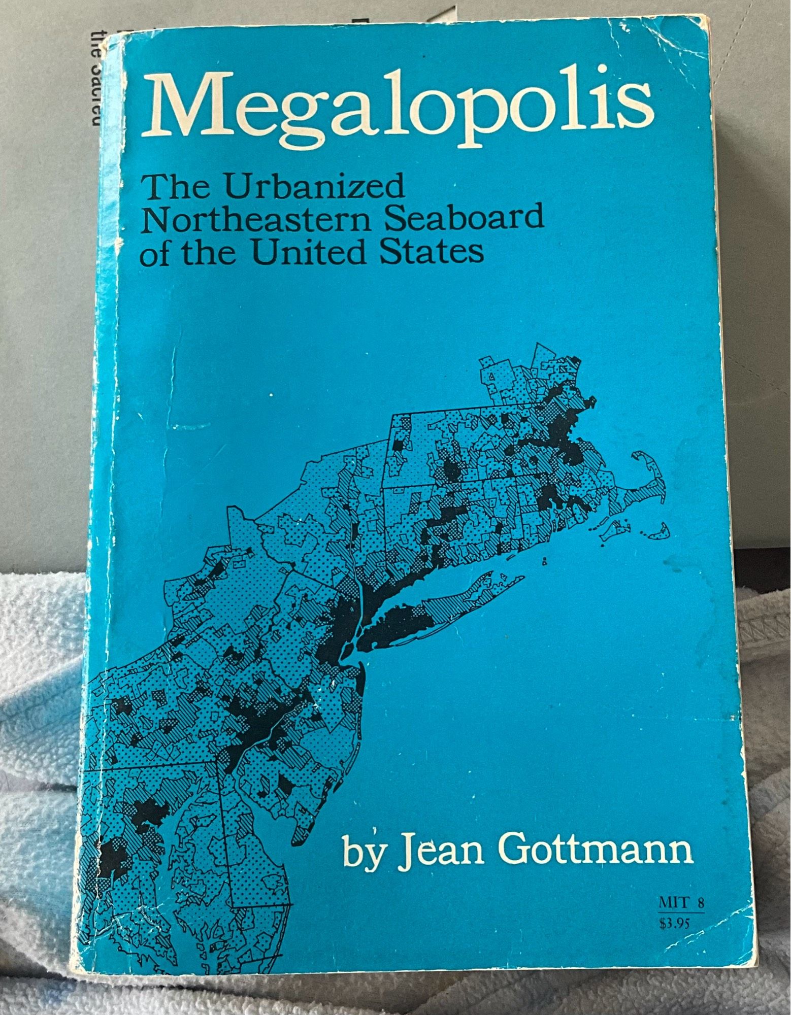 Megalopolis
The Urbanized
Northeastern Seaboard of the United States
by Jean Gottmann
MIT 8
$3.95