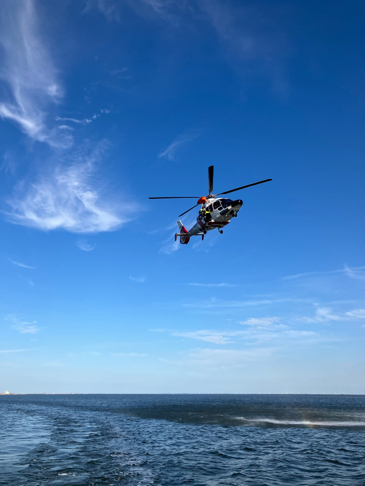 Hubschrauber über Wasser