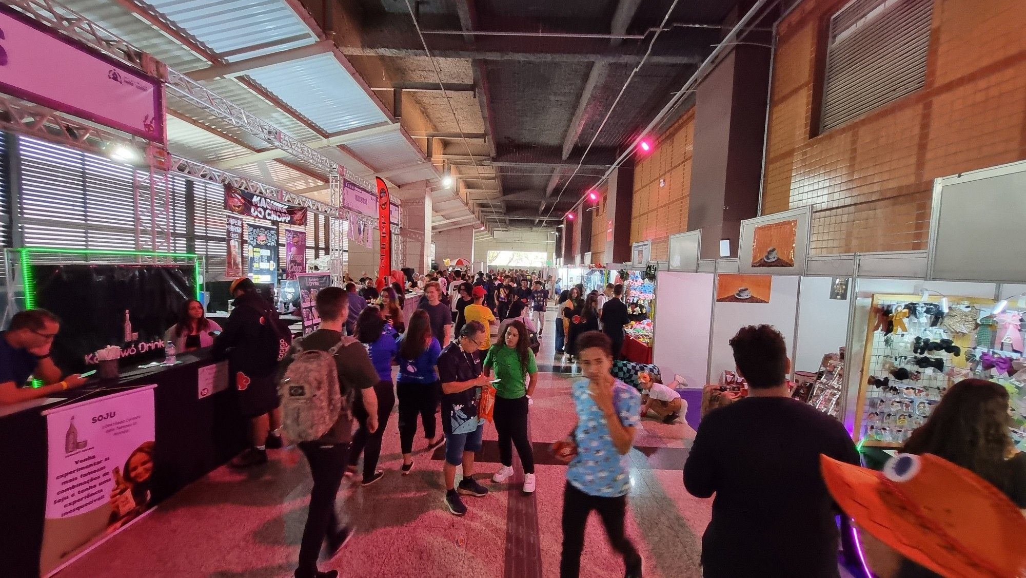 Já dentro da área paga do evento, onde tinha o palco, tinha stands assim