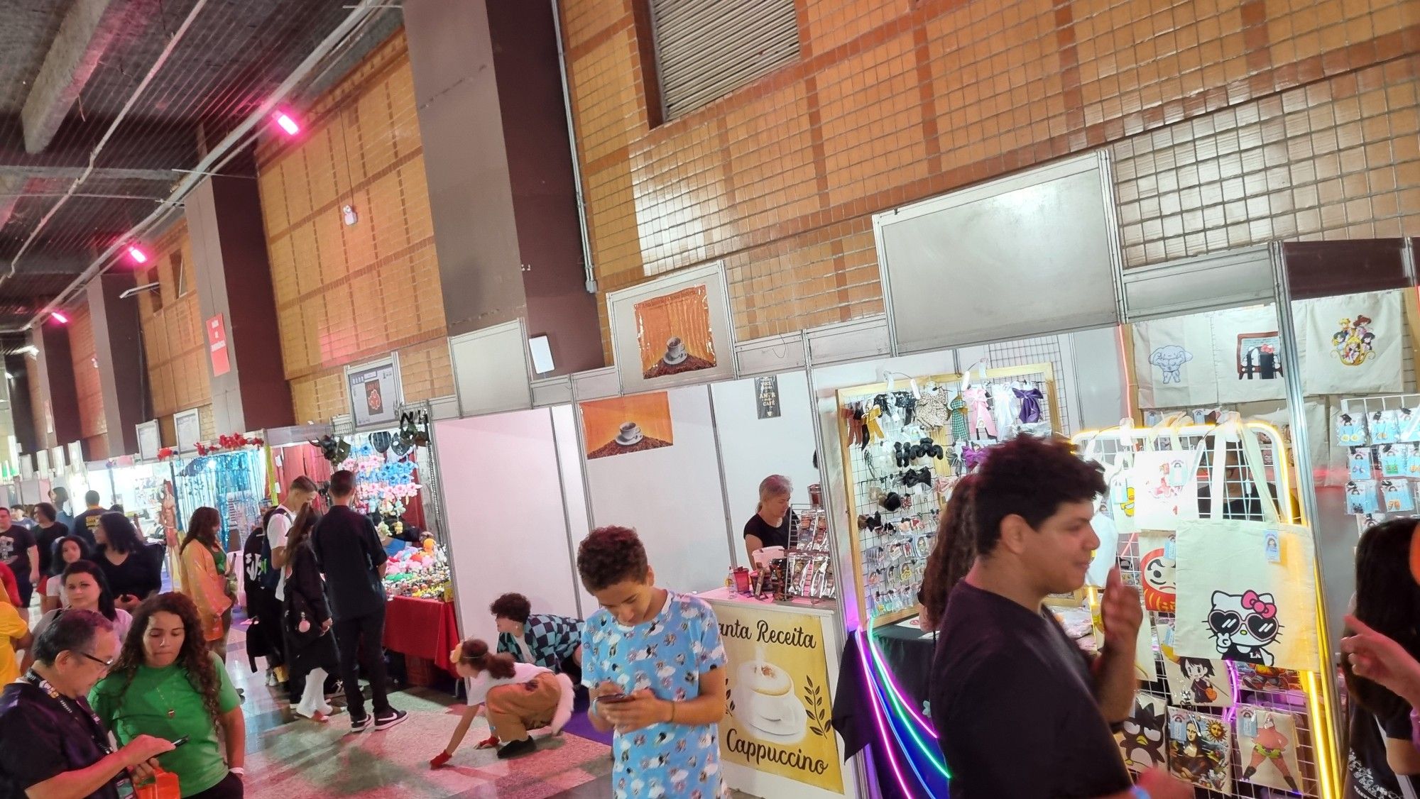 Já dentro da área paga do evento, onde tinha o palco, tinha stands assim