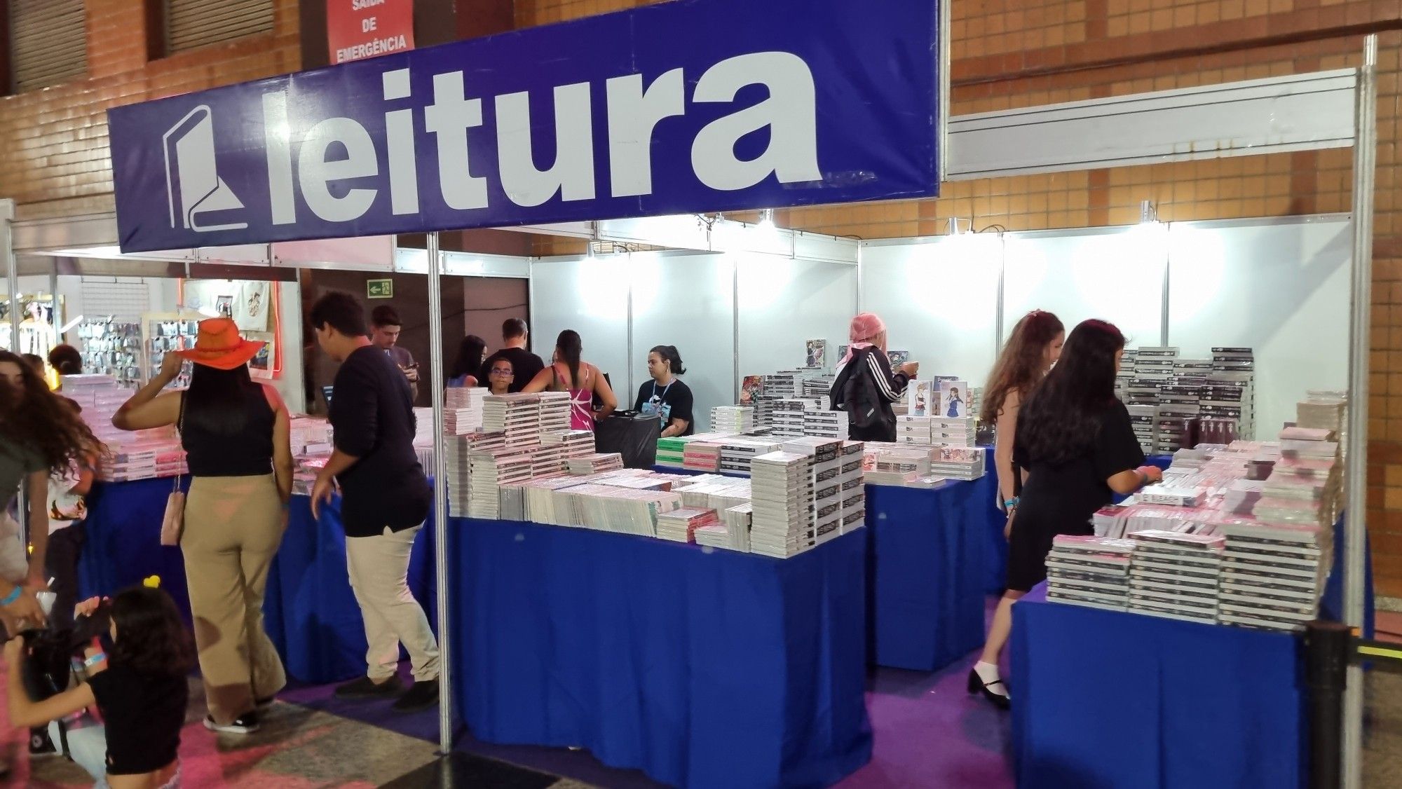 Já dentro da área paga do evento, onde tinha o palco, tinha stands assim