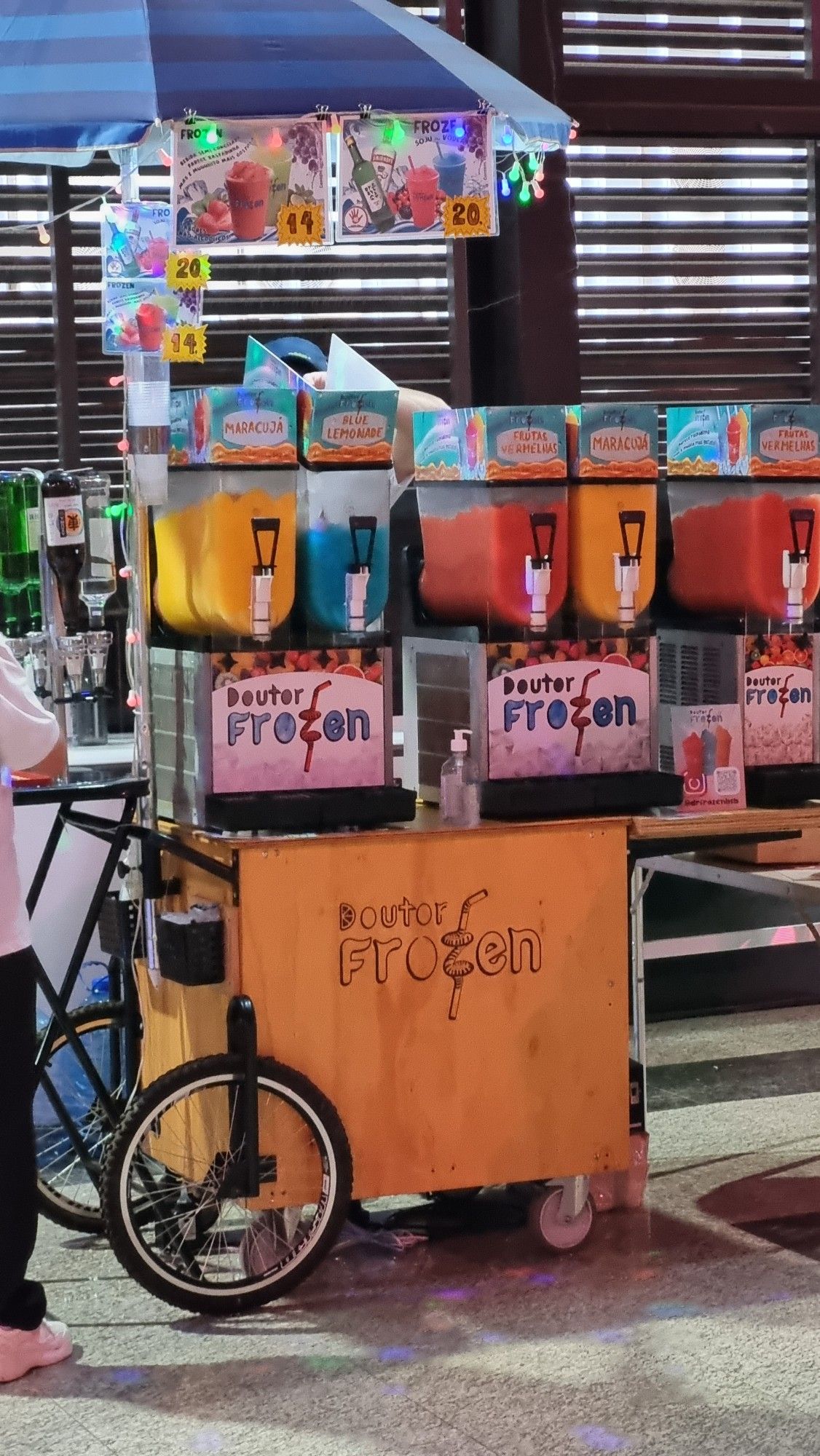 Também tem aí o carrinho de smoothie de onde comprei o de maracujá que amei.