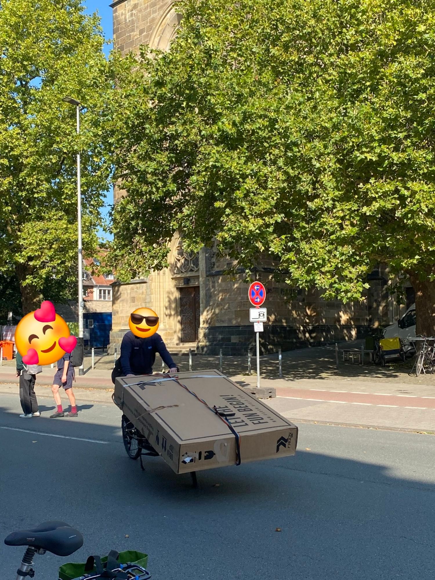 Eine Person auf einem Lastenrad mit einem sehr großen Karton auf der Ladefläche.
In Münster auf der leeren Wolbecker Straße.