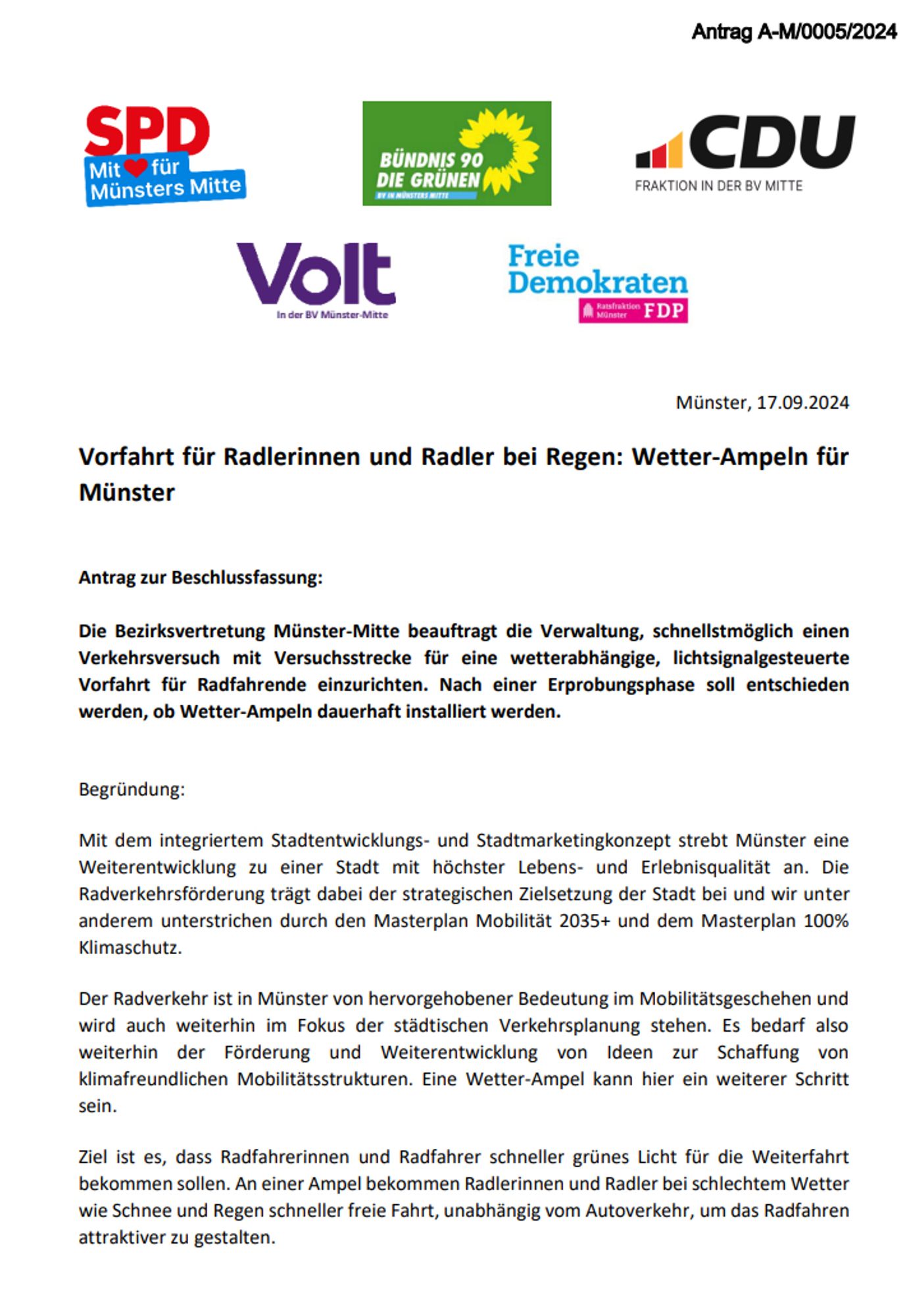 Vorfahrt für Radlerinnen und Radler bei Regen: Wetter-Ampeln für
Münster

Antrag zur Beschlussfassung:

Die Bezirksvertretung Münster-Mitte beauftragt die Verwaltung, schnellstmöglich einen
Verkehrsversuch mit Versuchsstrecke für eine wetterabhängige, lichtsignalgesteuerte
Vorfahrt für Radfahrende einzurichten. Nach einer Erprobungsphase soll entschieden
werden, ob Wetter-Ampeln dauerhaft installiert werden.

Begründung:

Mit dem integriertem Stadtentwicklungs- und Stadtmarketingkonzept strebt Münster eine
Weiterentwicklung zu einer Stadt mit höchster Lebens- und Erlebnisqualität an. Die
Radverkehrsförderung trägt dabei der strategischen Zielsetzung der Stadt bei und wir unter
anderem unterstrichen durch den Masterplan Mobilität 2035+ und dem Masterplan 100%
Klimaschutz.

Der Radverkehr ist in Münster von hervorgehobener Bedeutung im Mobilitätsgeschehen und
wird auch weiterhin im Fokus der stadtischen Verkehrsplanung stehen. Es bedarf also
weiterhin der Forderung und Weiterentwicklung