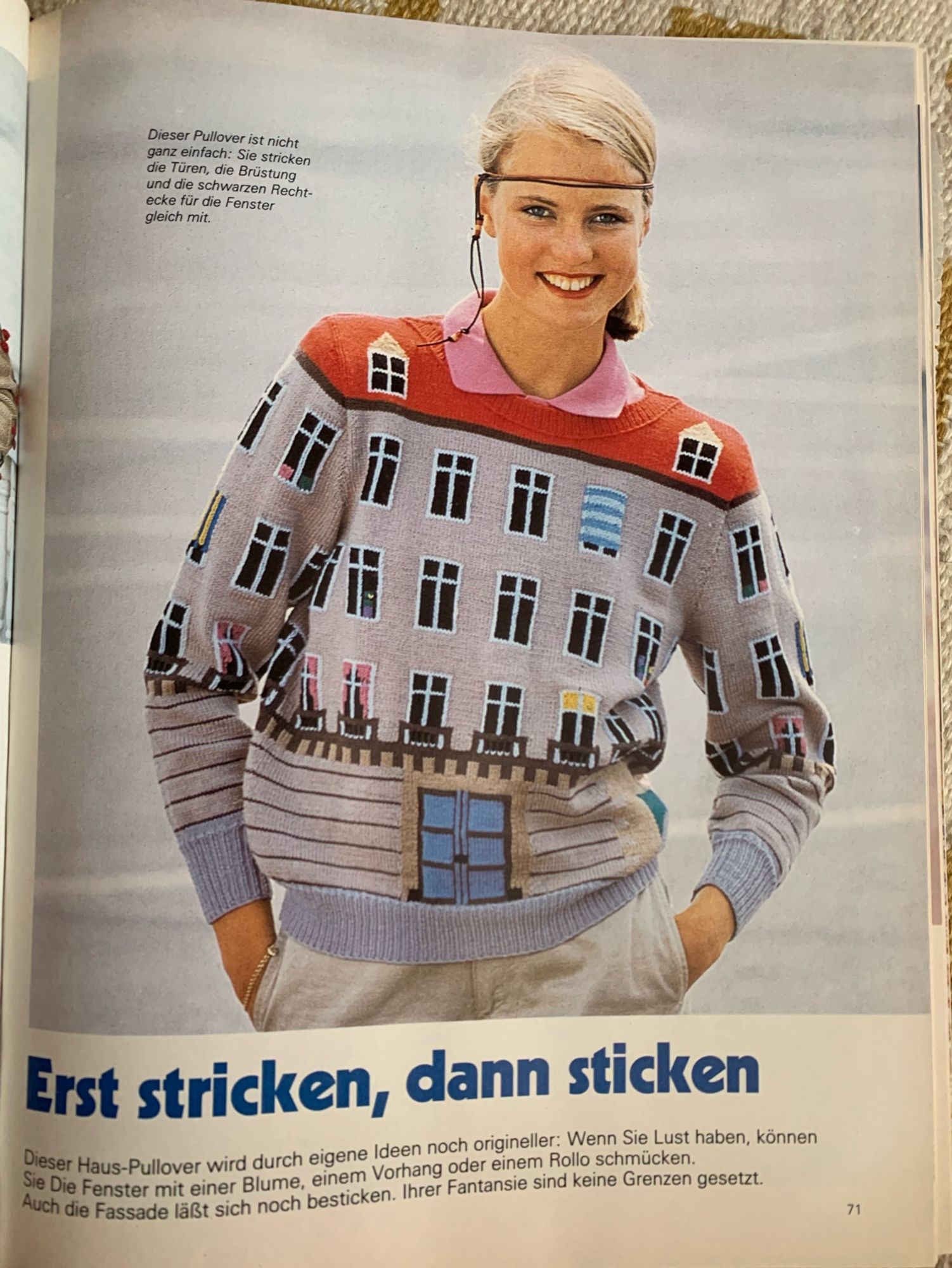 Frau mit Pullover mit einem haus drauf