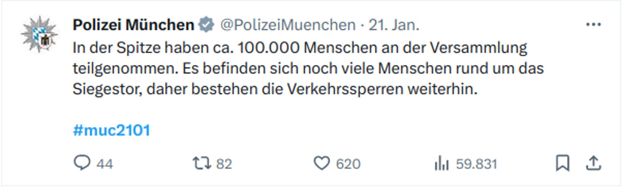 Tweet der Polizei München am 21.1.24: "In der Spitze haben ca. 100.000 Menschen an der Versammlung teilgenommen. Es befinden sich noch viele Menschen rund um das Siegestor, daher bestehen die Verkehrssperren weiterhin. #muc2101" (Quelle: https://twitter.com/PolizeiMuenchen/status/1749083596919288034)