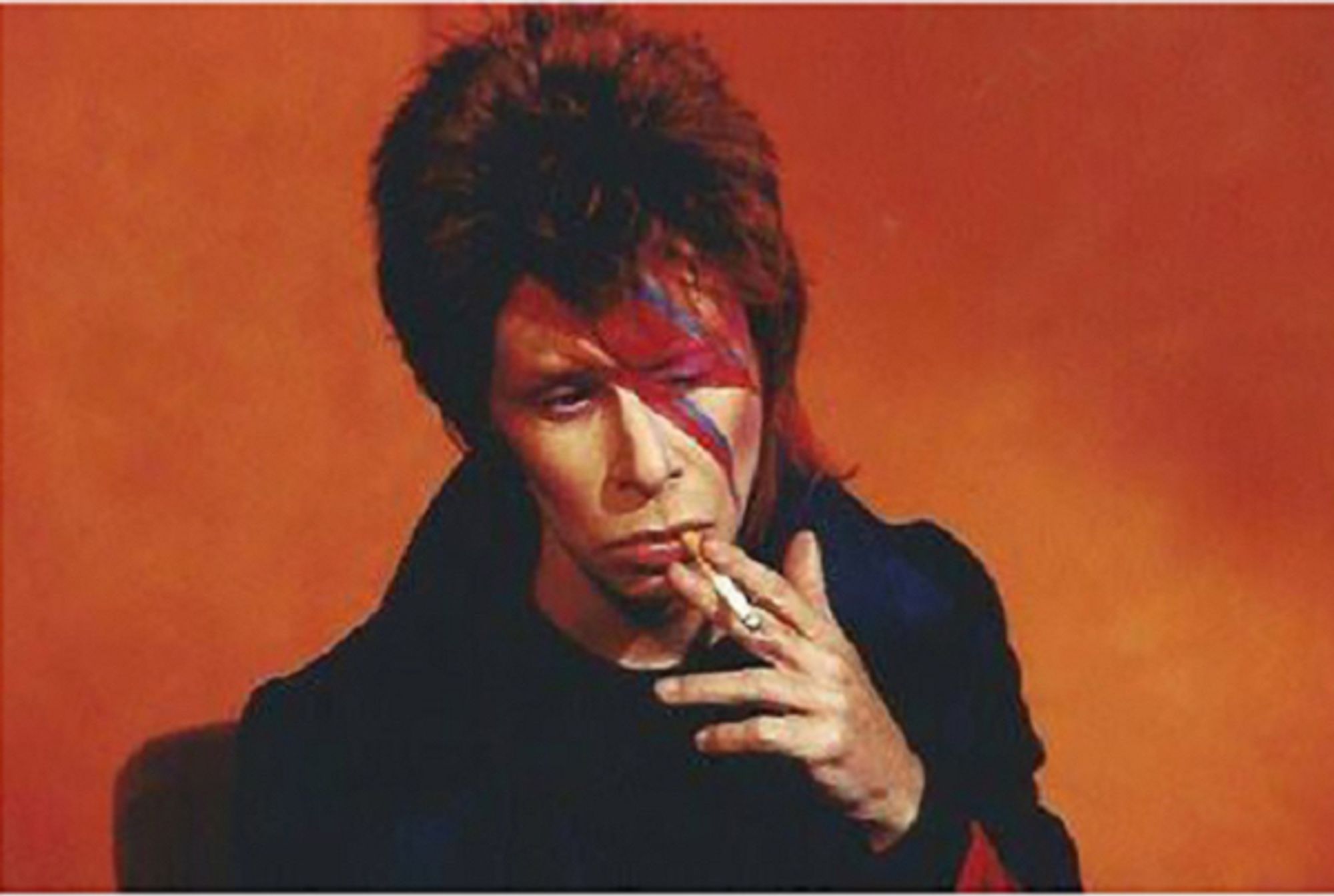 Foto de Rita Lee, caracterizada como David Bowie, fumando.