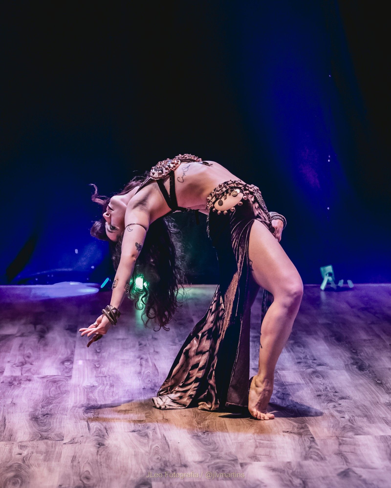 tribal fusion bellydancer in a cambret position