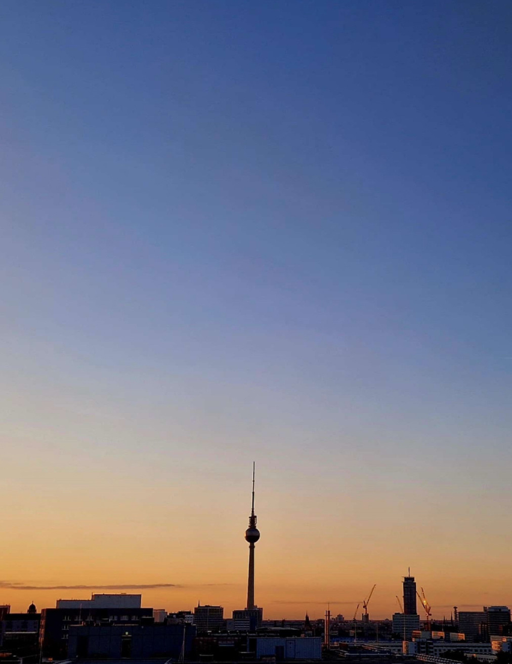 Berlin skyline im blaugelben Abendrot