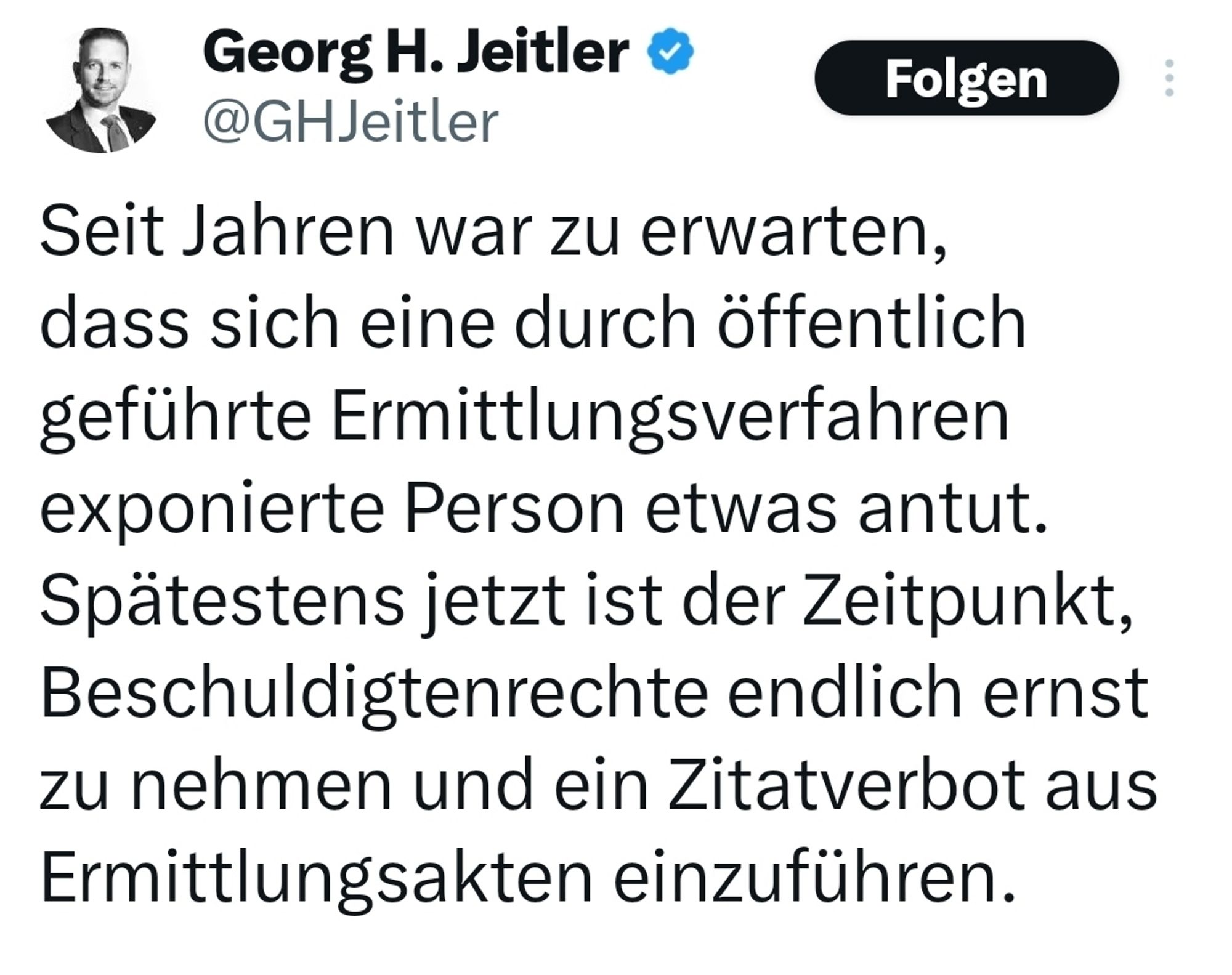 Screenshot eines Tweets Von Georg Jeitler:
Seit Jahren war zu erwarten, dass sich eine durch öffentlich geführte Ermittlungsverfahren exponierte Person etwas antut. Spätestens jetzt ist der Zeitpunkt, Beschuldigtenrechte endlich ernst zu nehmen und ein Zitatverbot aus Ermittlungsakten einzuführen.