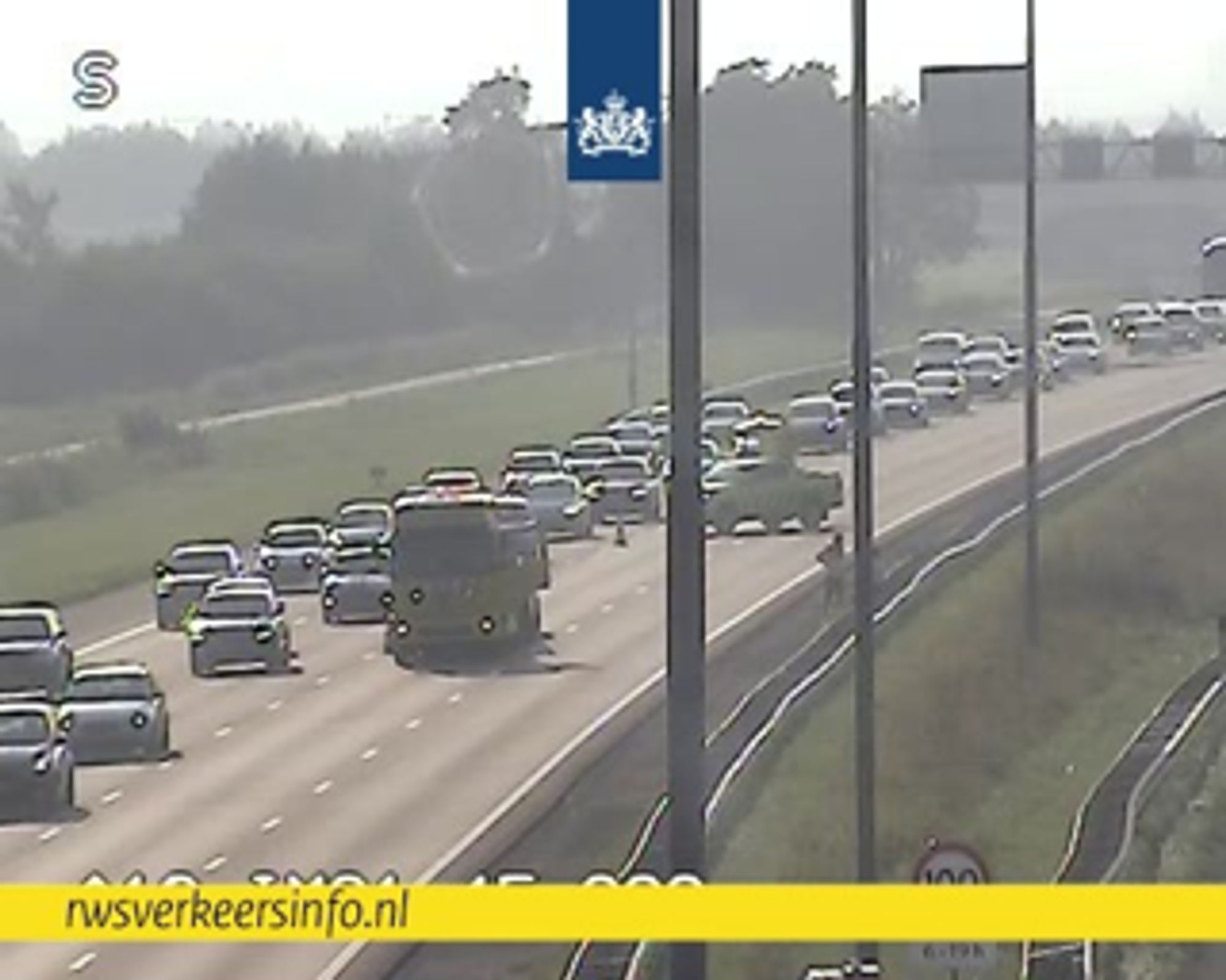 Er zijn twee rijstroken dicht op de #A12 bij Woerden vanwege een auto met pech. De berger is zojuist aangekomen en gaat de auto naar een veilige plek brengen. Richting Utrecht sluit je vanaf Reeuwijk aan in de file.