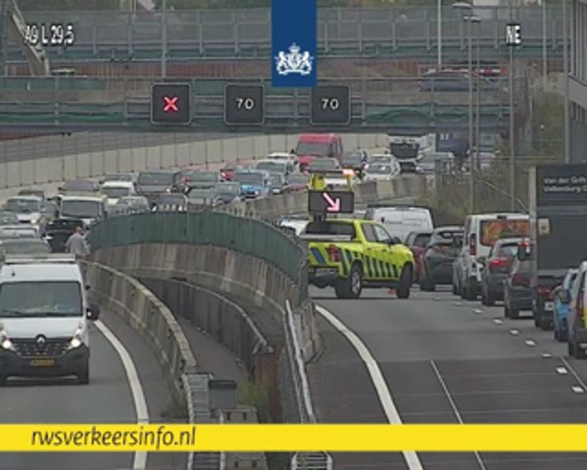 Eén rijstrook is afgekruist op de #A9 bij Amstelveen-Stadshart. Meerdere voertuigen hebben elkaar geraakt op de linkerrijstrook. Vanuit Alkmaar richting Amstelveen moet je rekening houden met ruim een half uur vertraging.