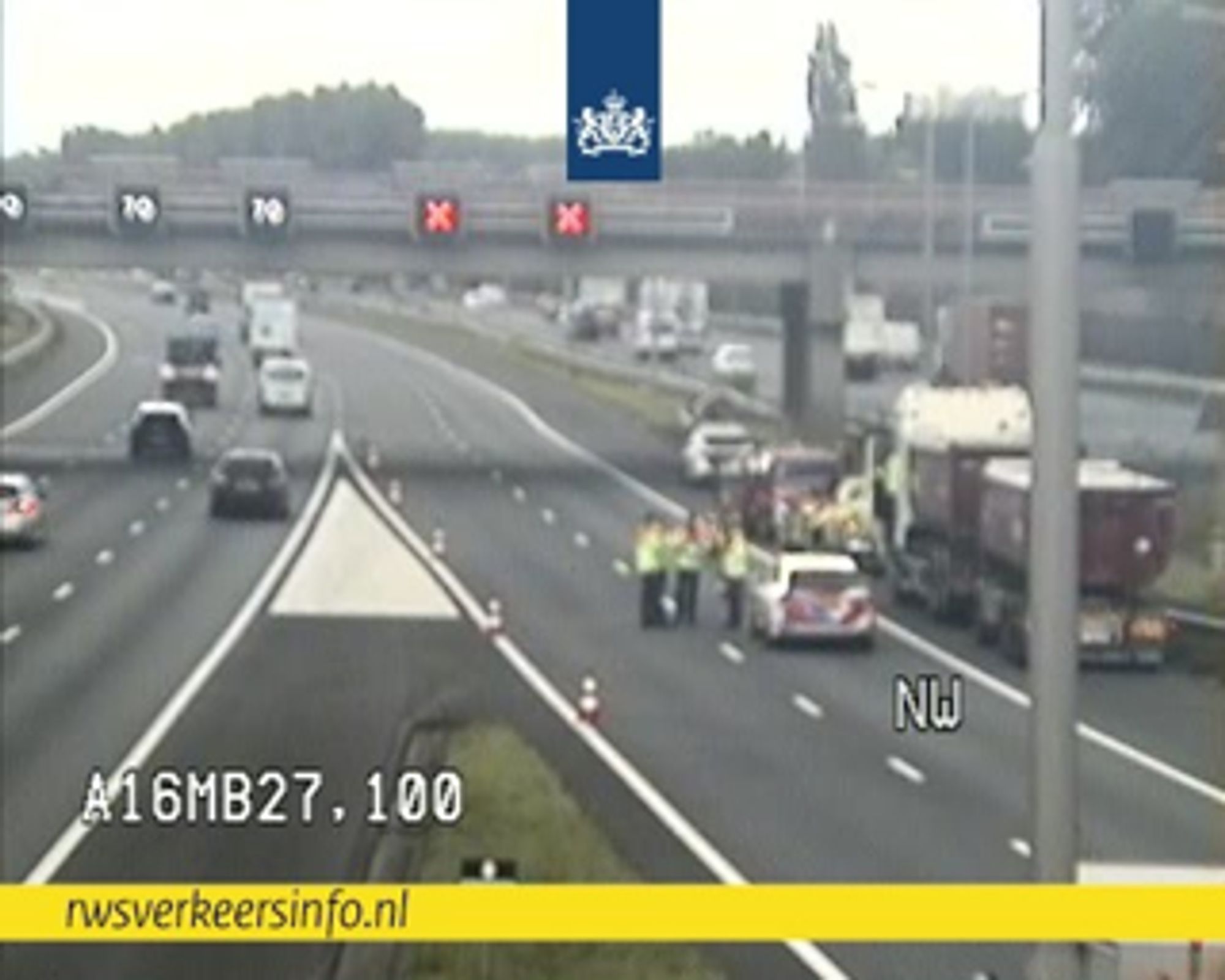 Door een incident is de verbindingsweg vanuit Gorinchem (#A15) richting Rotterdam (#A16) dicht. De politie gaat onderzoek doen. We verwachten rond 15:00 uur de verbindingsweg bij knooppunt Ridderkerk-Zuid weer vrij te geven. Via de parallelbaan van de A15 kun je wel die kant op.