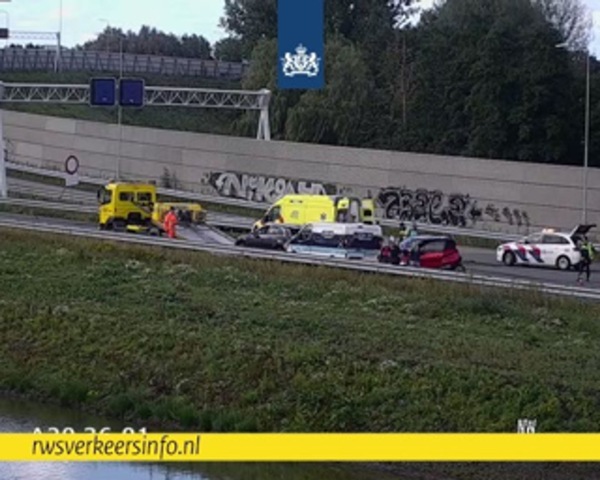 Veel vertraging op de #A20 naar Hoek van Holland. Op knp. Terbregseplein is een ongeval gebeurd met een vrachtwagen. De verbindingsweg naar de #A16 is dicht. Even verderop, bij Vlaardingen, is ook een ongeval gebeurd. De vertraging is meer dan 100 minuten: https://www.rwsverkeersinfo.nl/files/