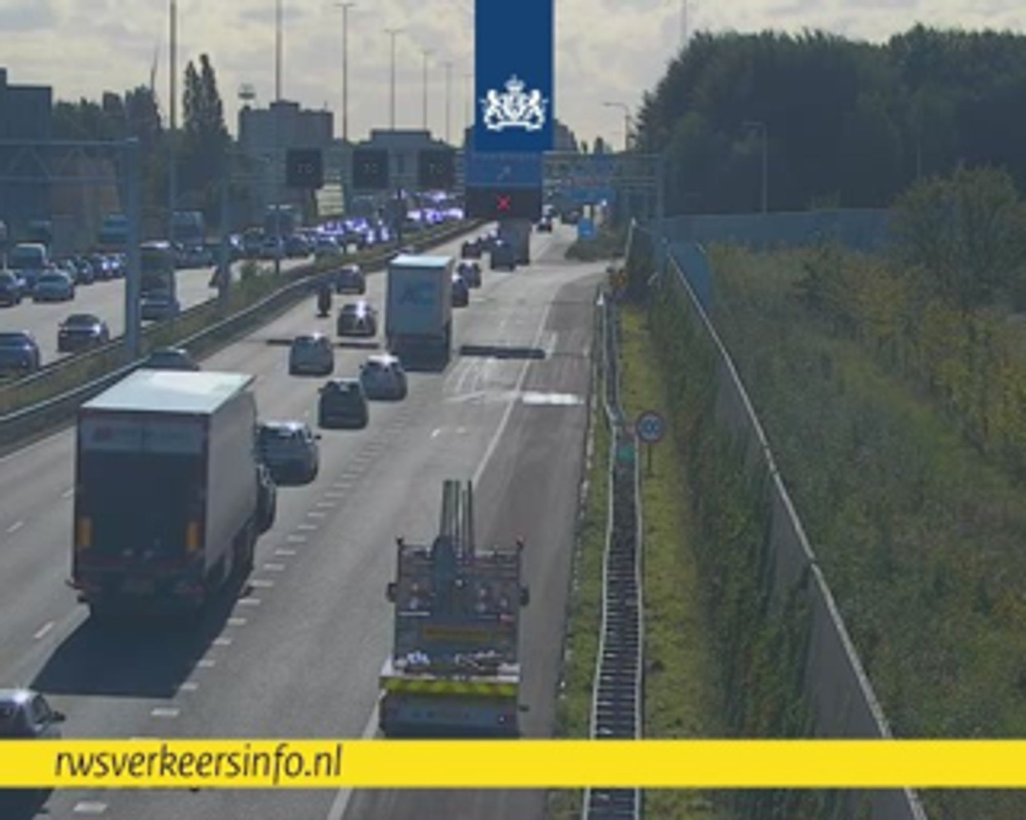 We zijn klaar met de afhandeling van het ongeval bij knooppunt Terbregseplein (#A20). De verbindingsweg naar de #A16 is weer open. Bij Vlaardingen halen we nu de afzetting weg, zodat de rijstrook ook daar weer open kan.