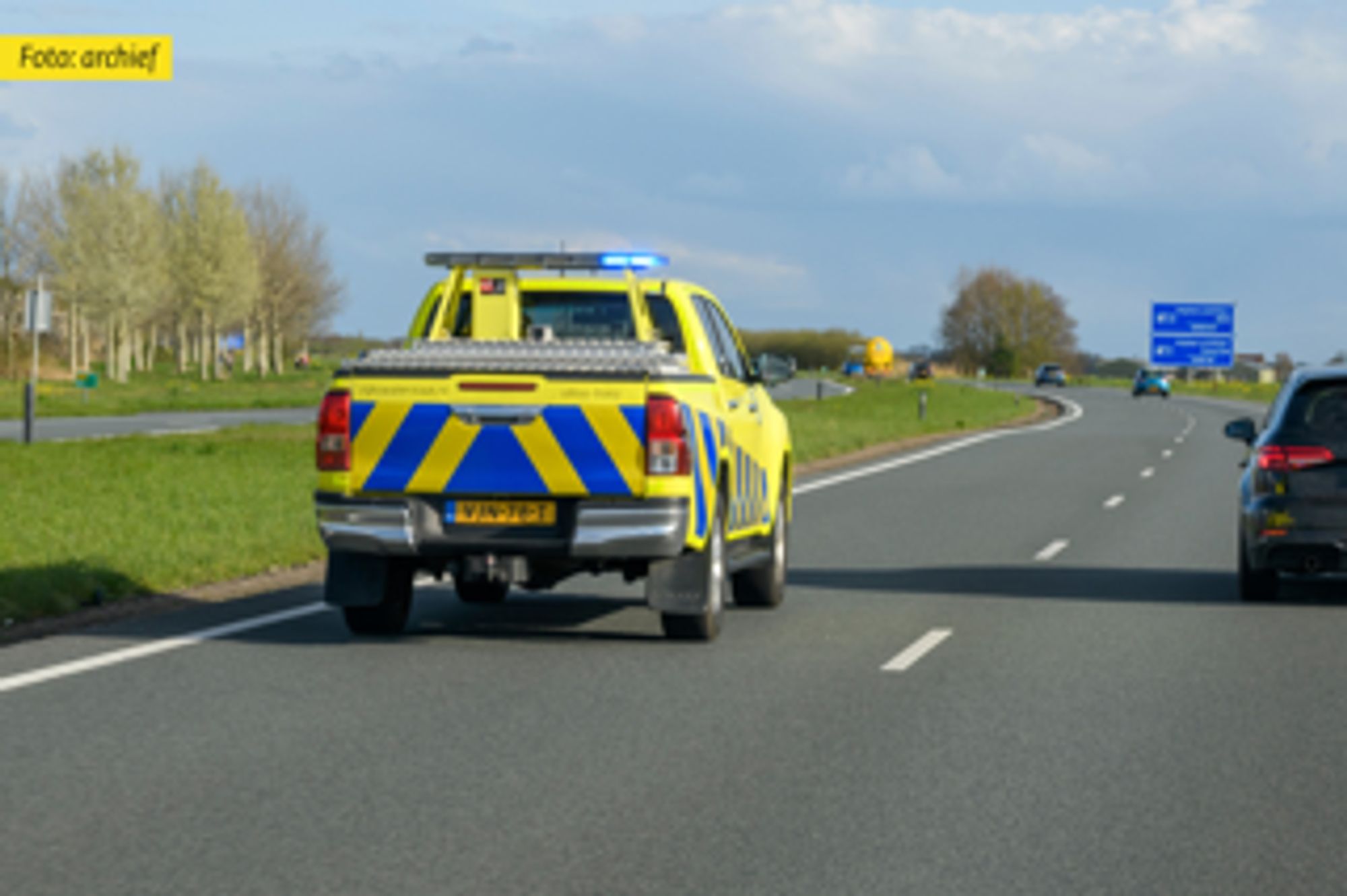 Ongeval op de #A27 bij Werkendam. Het verkeer gaat over de vluchtstrook richting Gorinchem. De vertraging bedraagt inmiddels een uur. Er moeten twee voertuigen geborgen worden en we verwachten de rijstroken rond 18:30 uur vrij te geven. De ambulance is ook aanwezig.