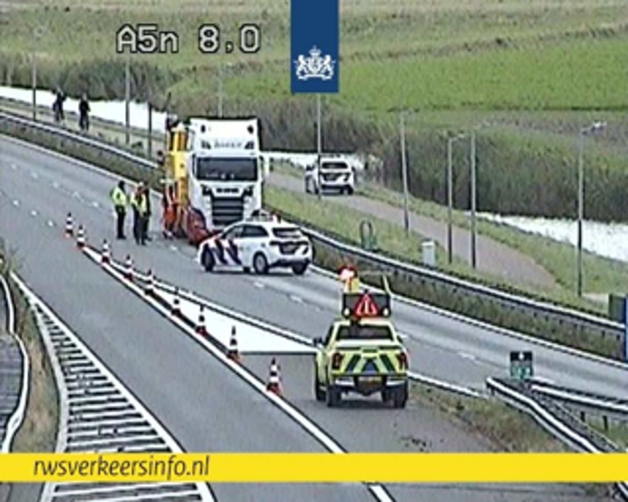 We verwachten de verbindingsweg #A9 naar #A5 op knp. Raasdorp om 17:45 uur vrij te kunnen geven. Tot die tijd moet je dus rekening houden met een omleiding en extra reistijd. Het ingesloten verkeer achter het ongeval wordt inmiddels weggeleid.