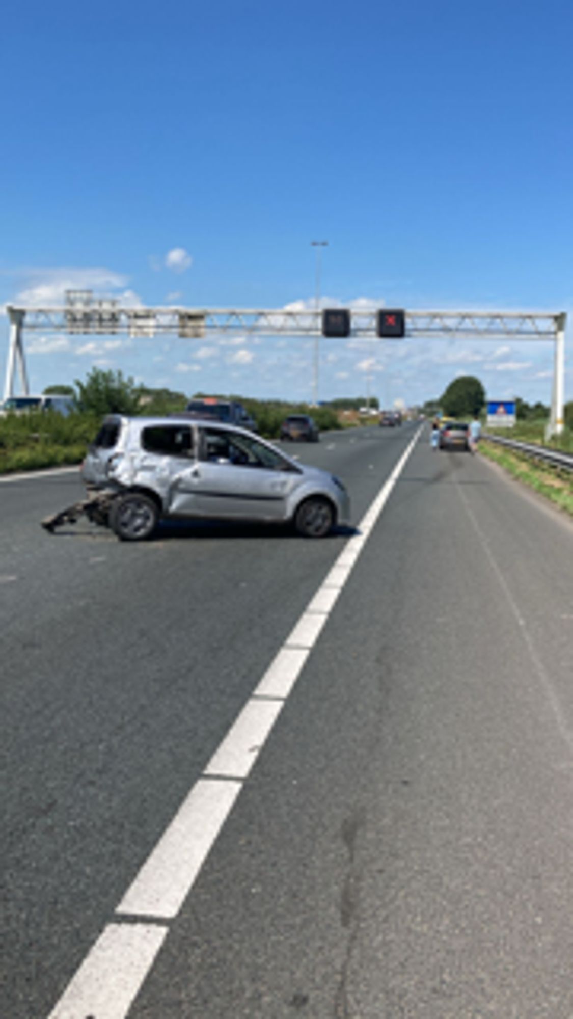 Een ongeval op de #A27 bij Werkendam. Nadat de weg kortstondig dicht is geweest, gaat het verkeer er nu weer langs over één rijstrook. De extra reistijd richting Gorinchem is ruim een uur. We adviseren om te rijden via onderstaande route. De afhandeling duurt nog tot 16:00 uur.