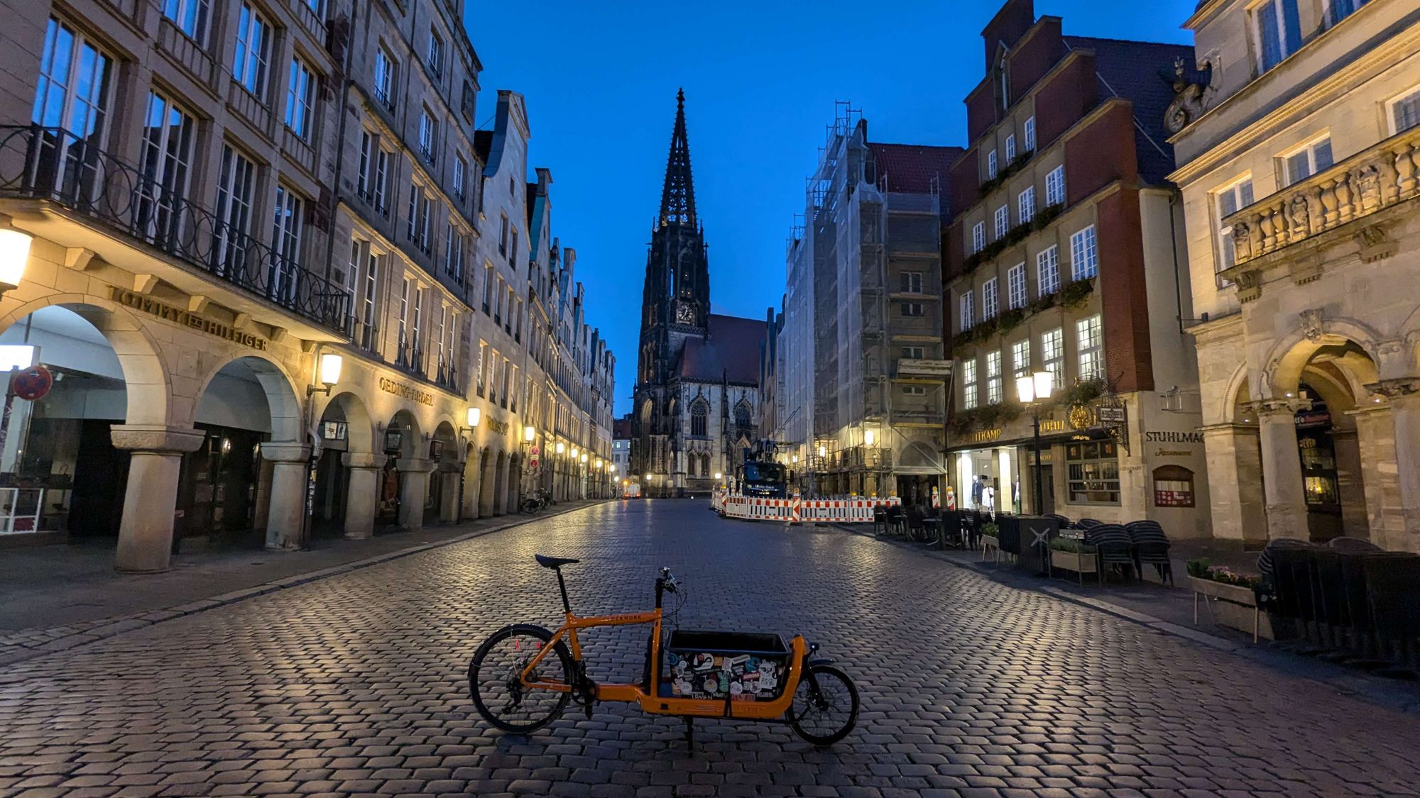 Lastenrad auf dem Prinzipalmarkt mit Blick auf die Lambertikirche im Morgengrauen