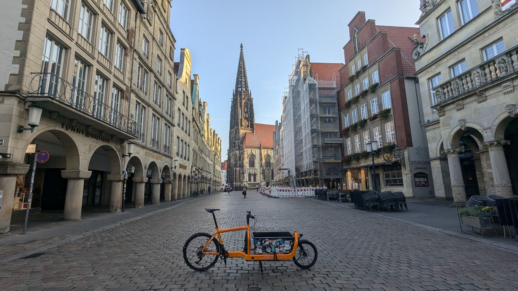 Lastenrad auf dem Prinzipalmarkt mit Blick auf die Lambertikirche blauer Himmel