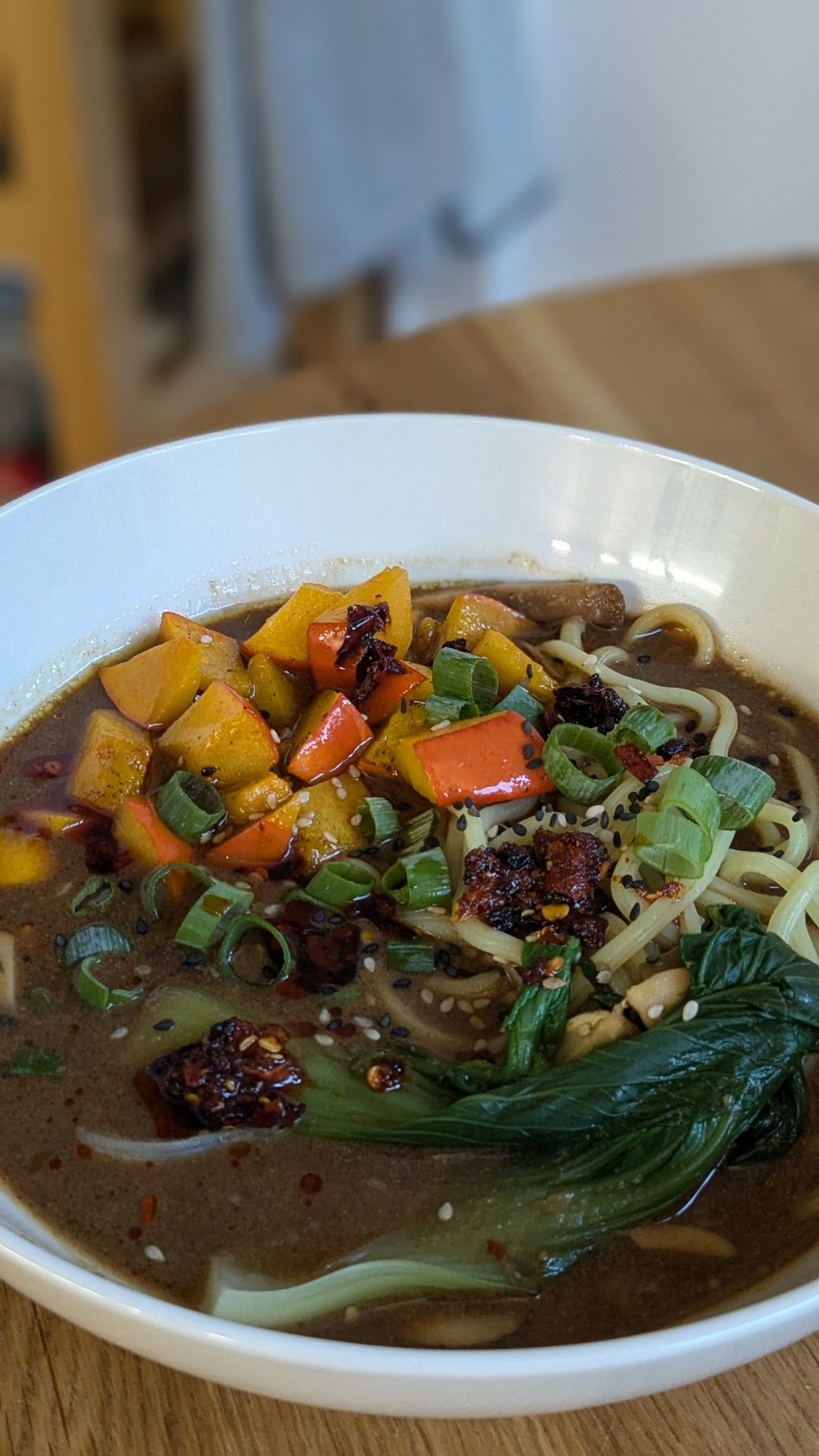 Schüssel mit Ramen Suppe mit Kürbis