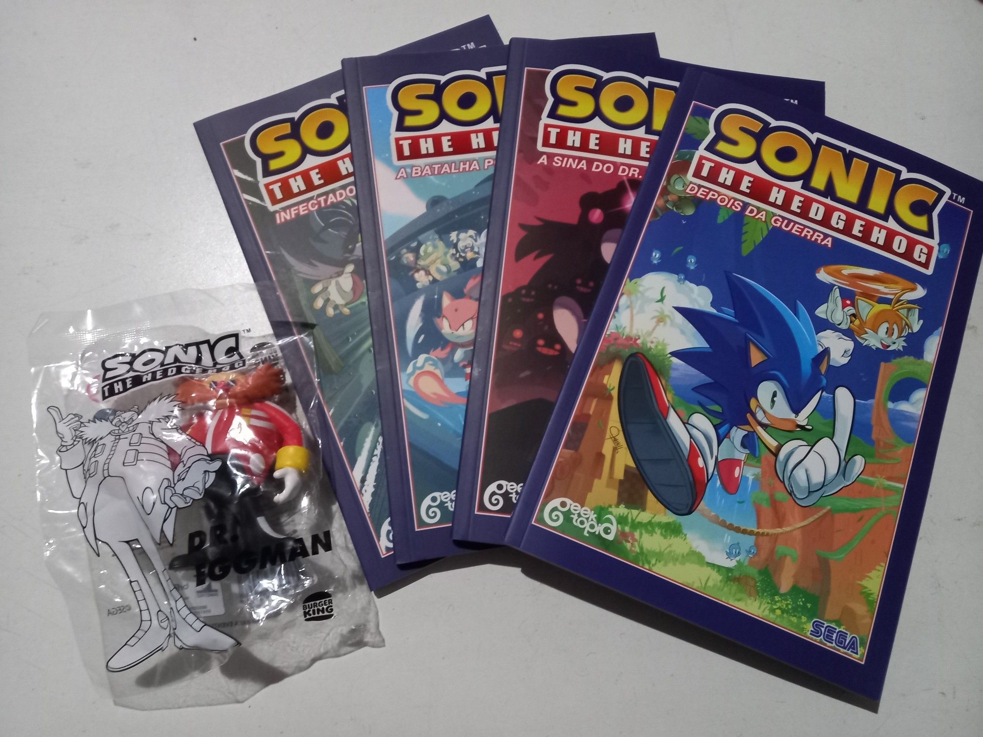 Quatro primeiros volumes da comic do Sonic e um boneco do dr. Eggman do conjunto do Burguer King